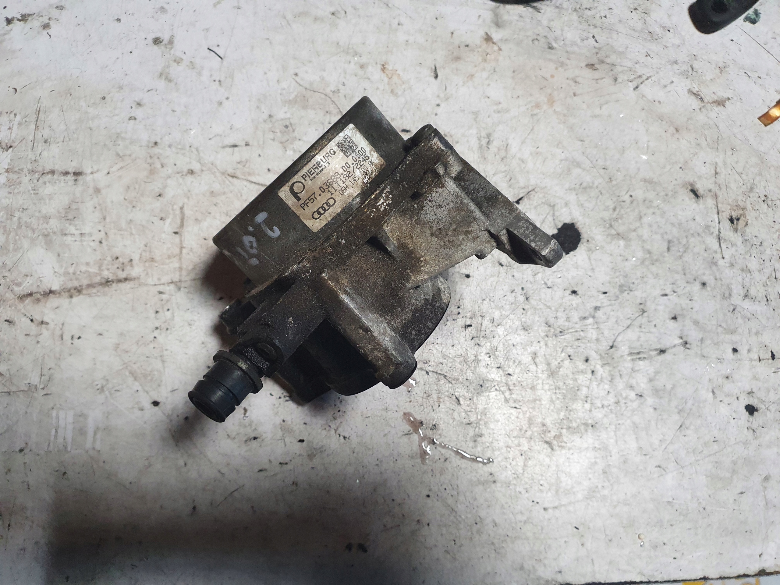 Насос Vacum VW Skoda Audi 2.0 TSI 06H145100AK