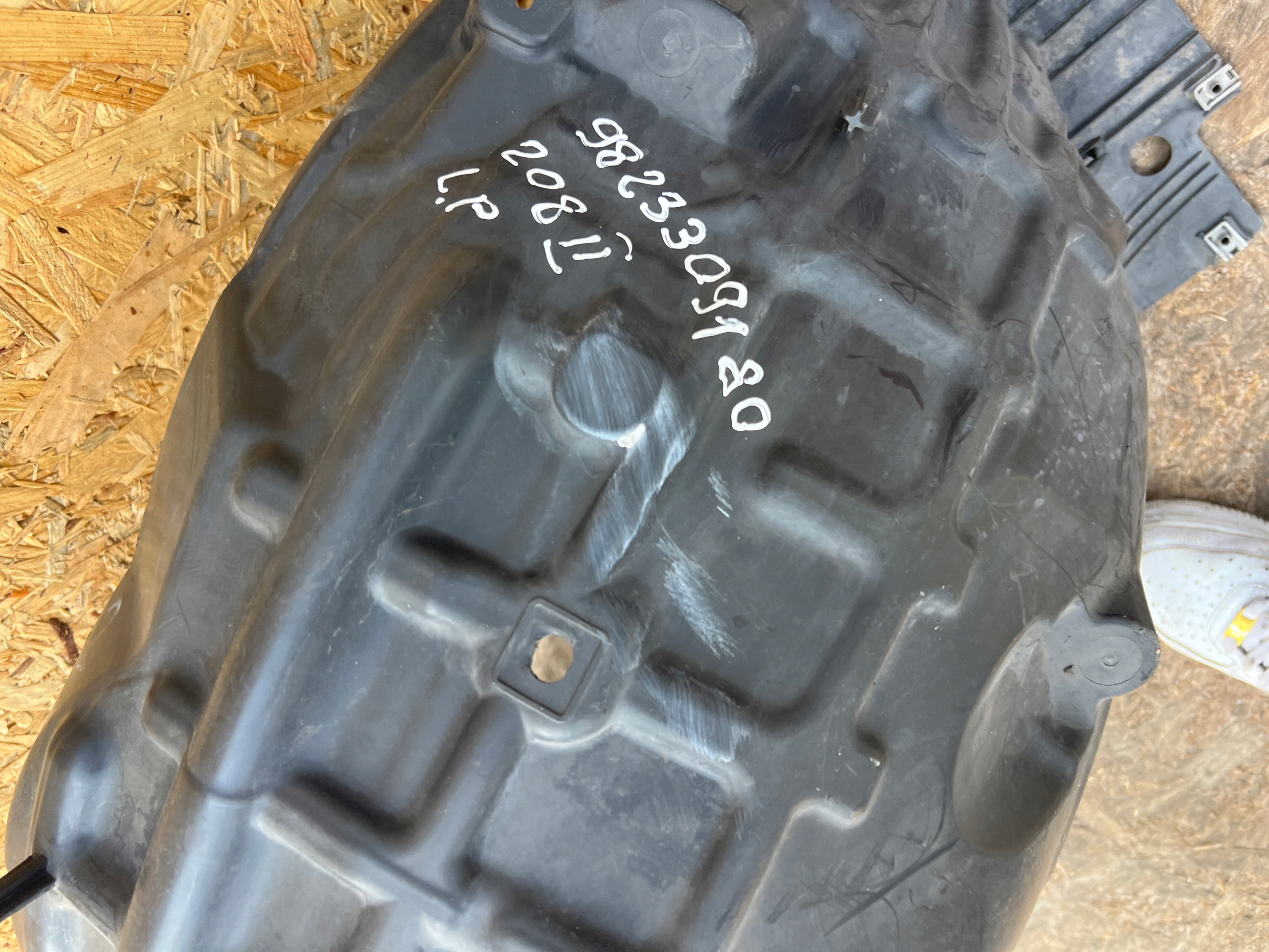 mudguard left front PEUGEOT 208 II 9823309180