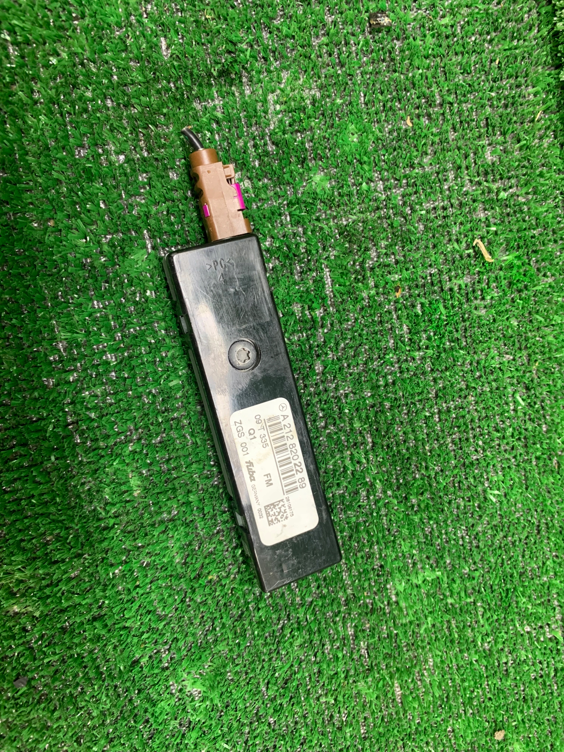 WZMACNIACZ ANTENOWY MERCEDES W212 A2128202289