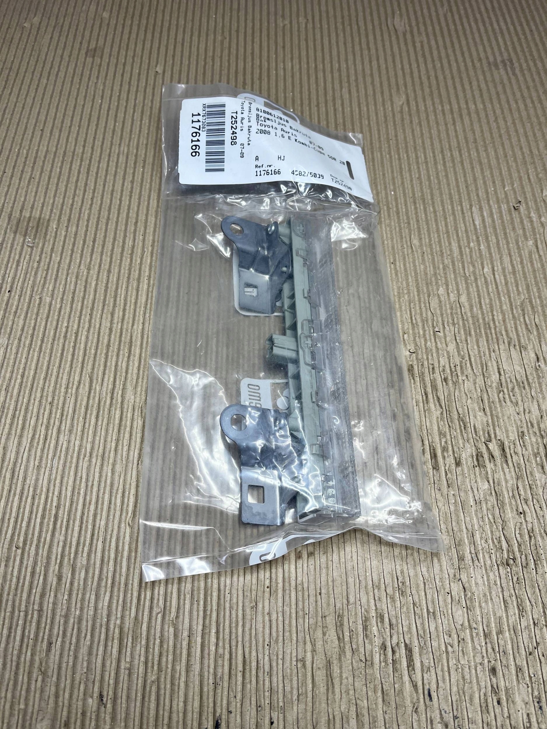 Trzecie light stop Toyota Auris 150 8100612010