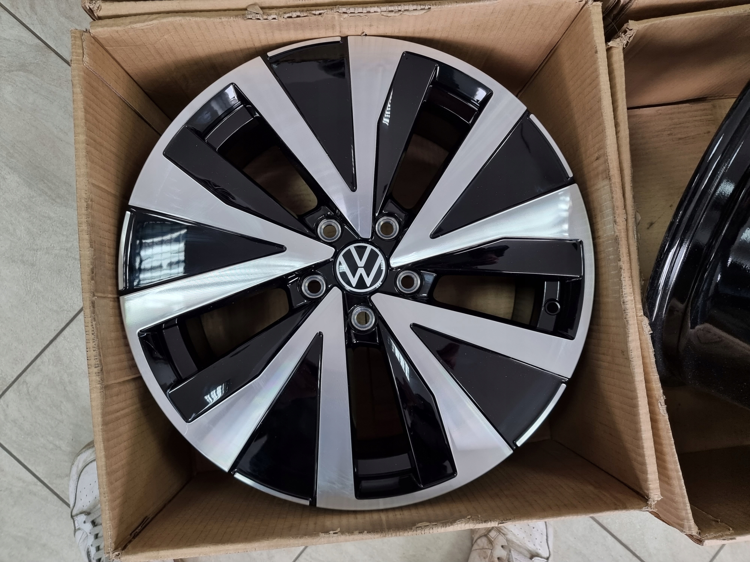 FELGI VW Taos T Roc Golf Tiguan Tayron 18 CALI Model T rock