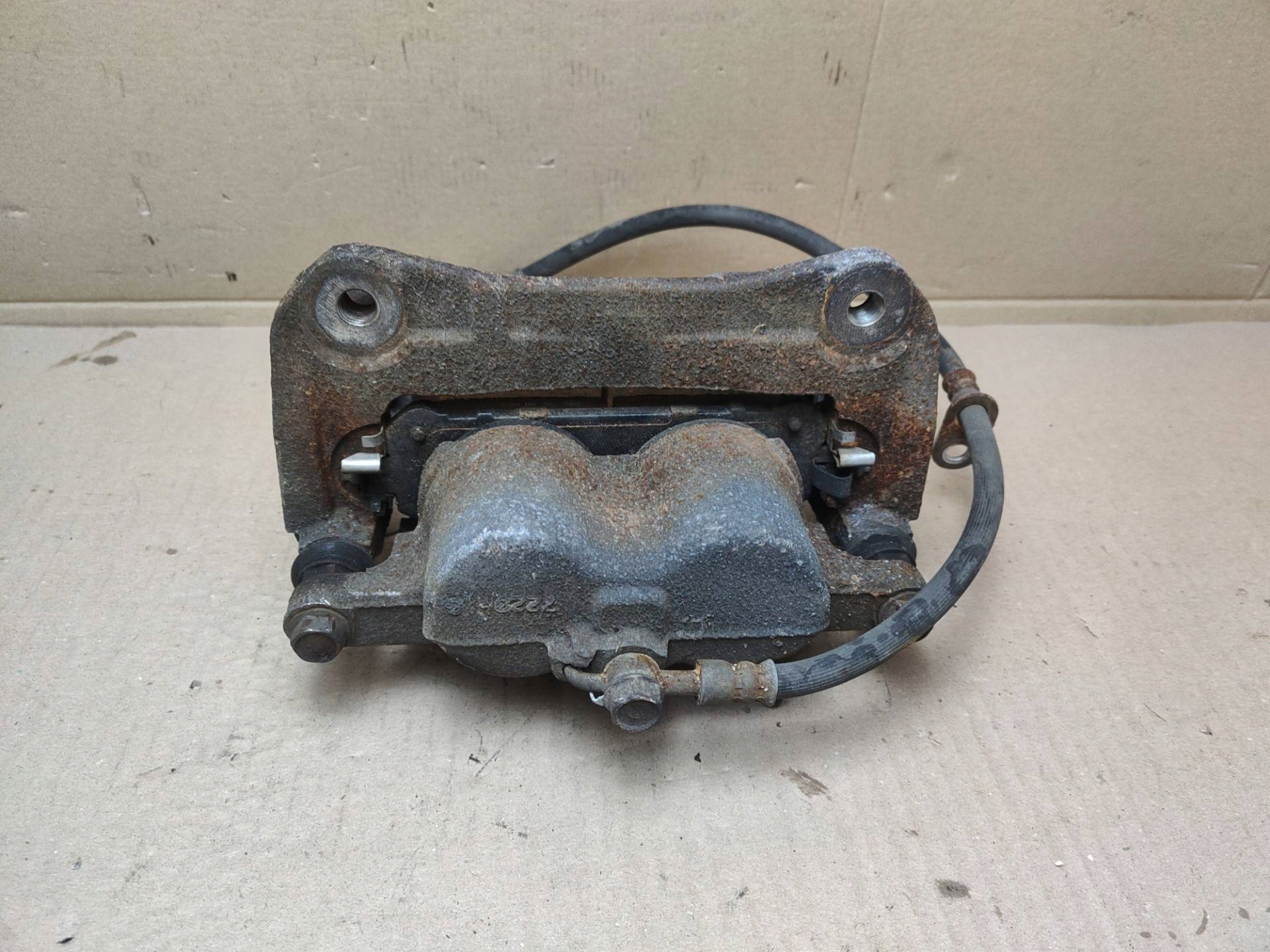 caliper brake front left side Toyota Sienna 3 XL30 2011