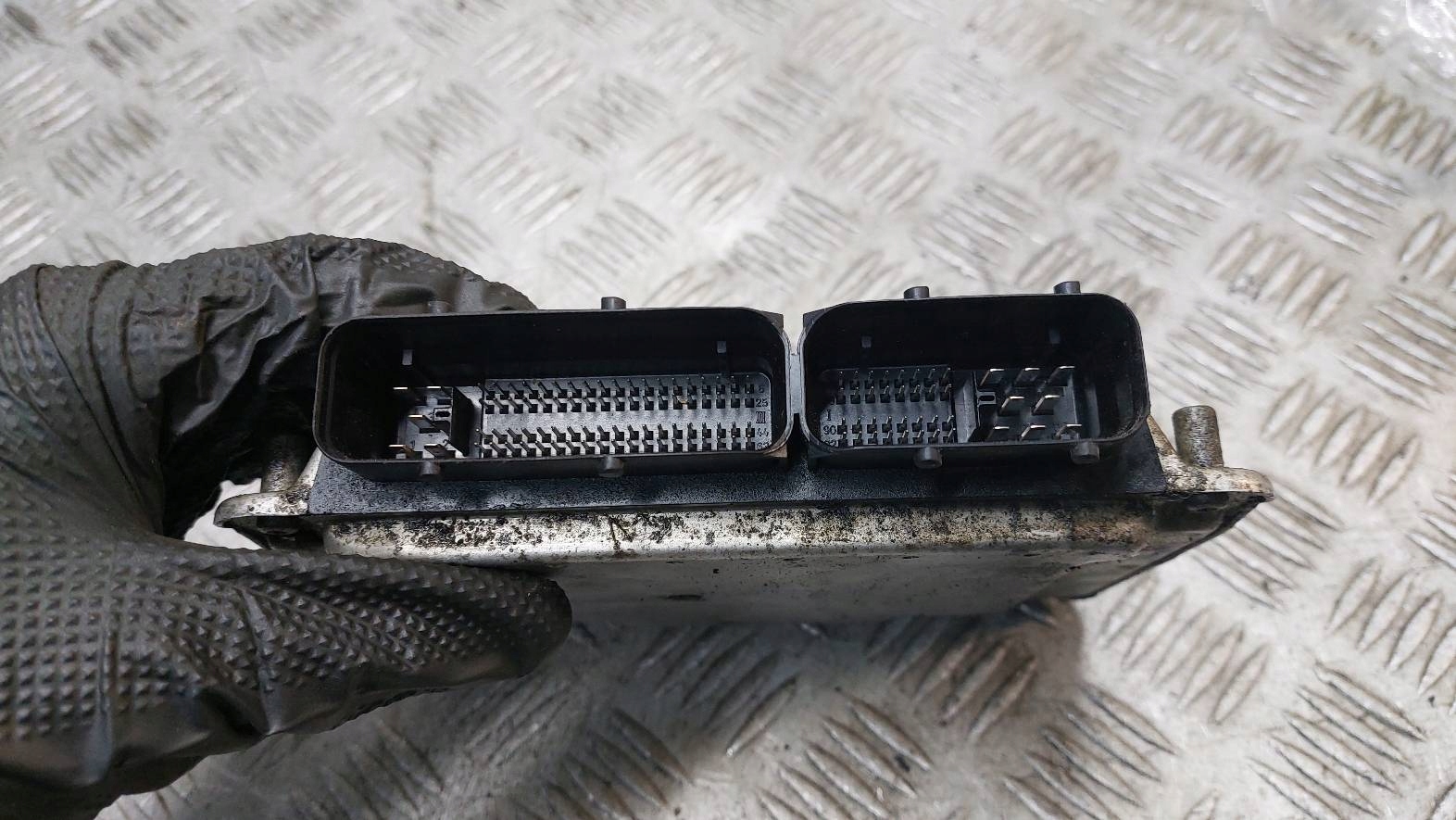 computer control unit of the engine VW TRANSPORTER T4 2.5 TDI 074906018B