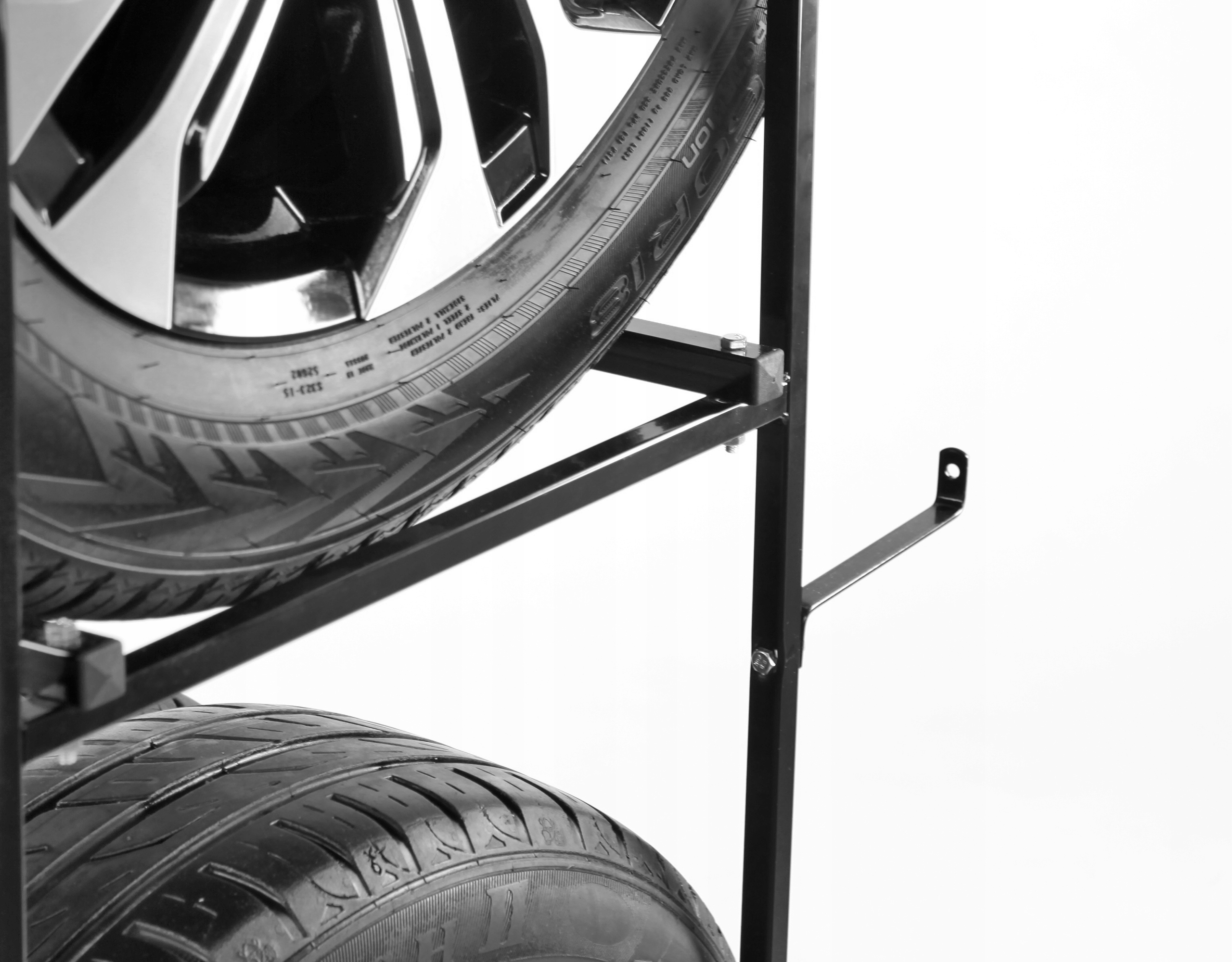 REGAŁ STOJAK NA 4 OPONY METALOWY UNIWERSALNY Kod producenta REGAŁ NA 4 OPONY
