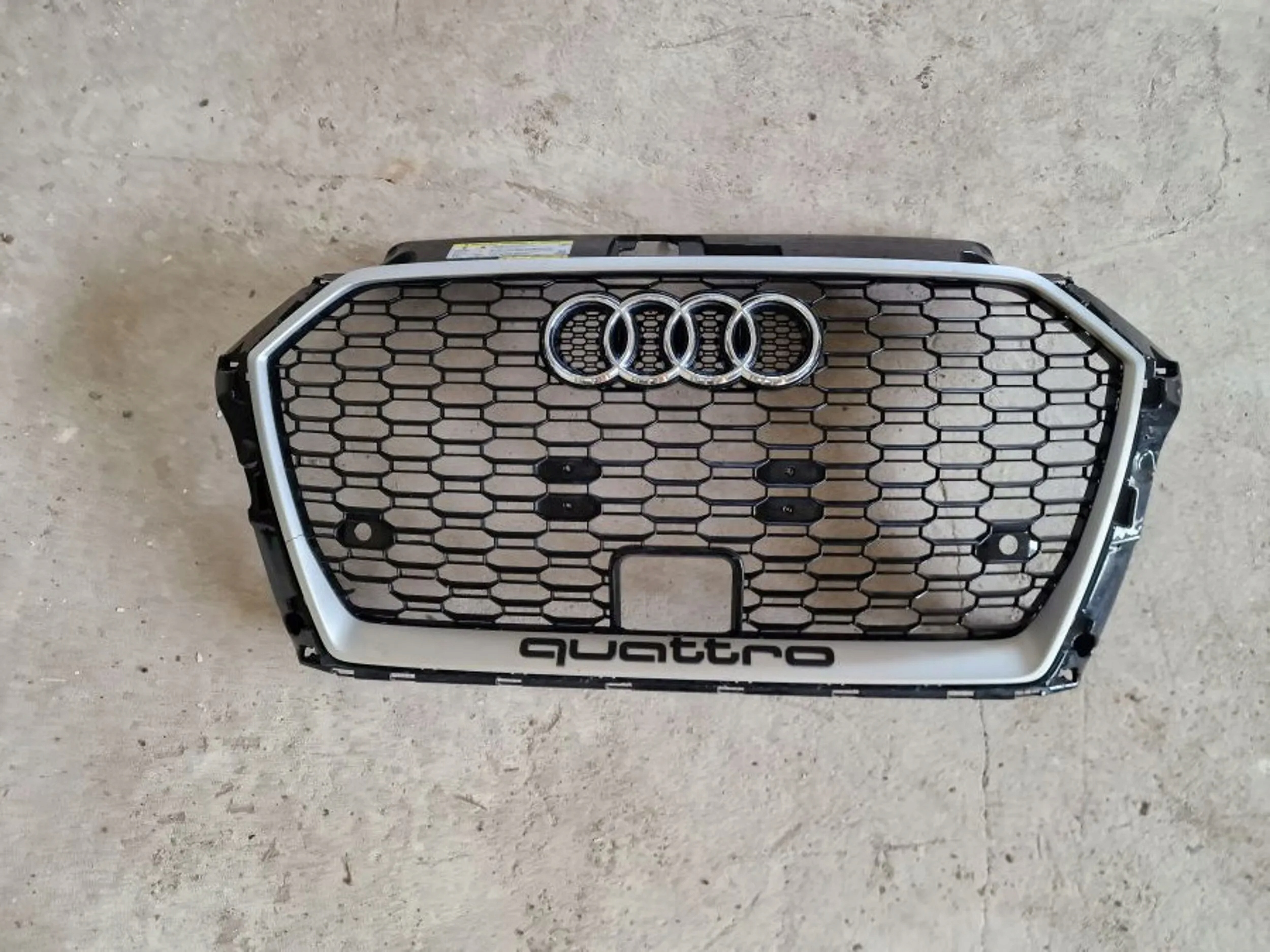 Audi RS3 2020 Atrapy chłodnicy plastic small defect