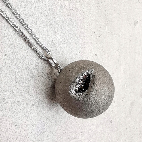 Náhrdelník – kulička z drúzy achátu