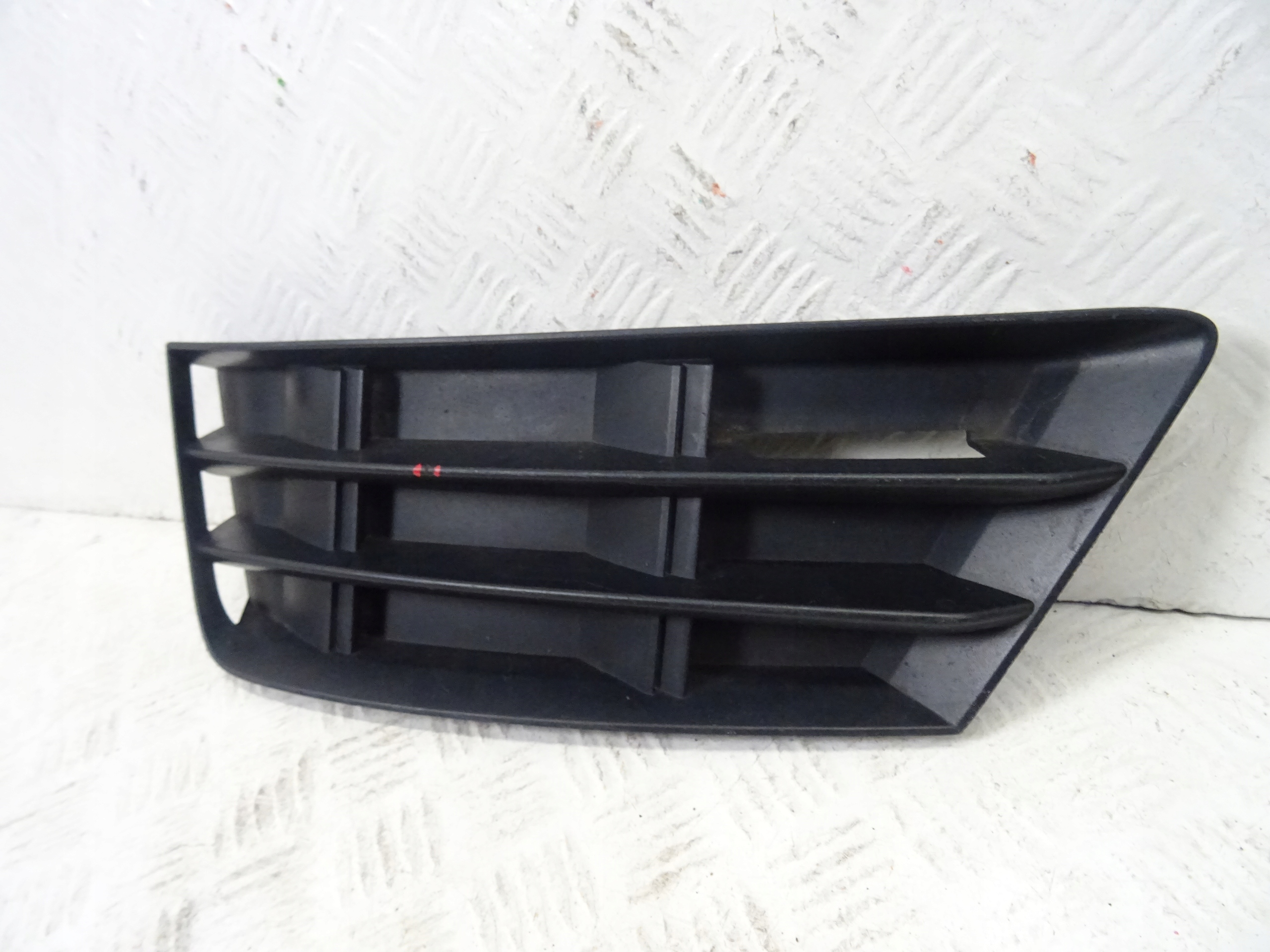 grid of a bumper front front left AUDI A4 B9 8W0807681B