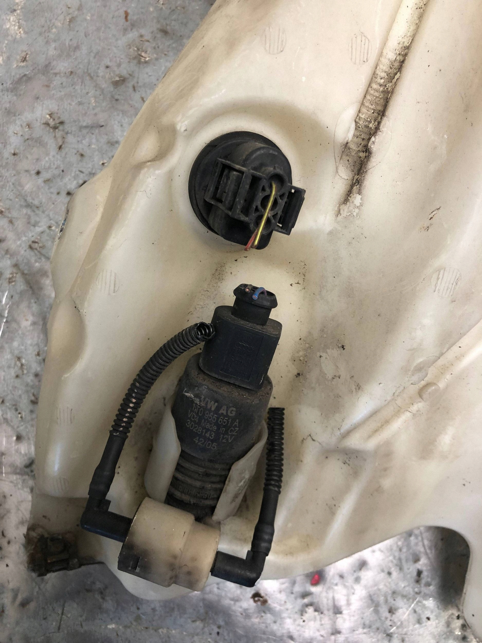 washer fluid tank AUDI A4 B7 8E0955451AR