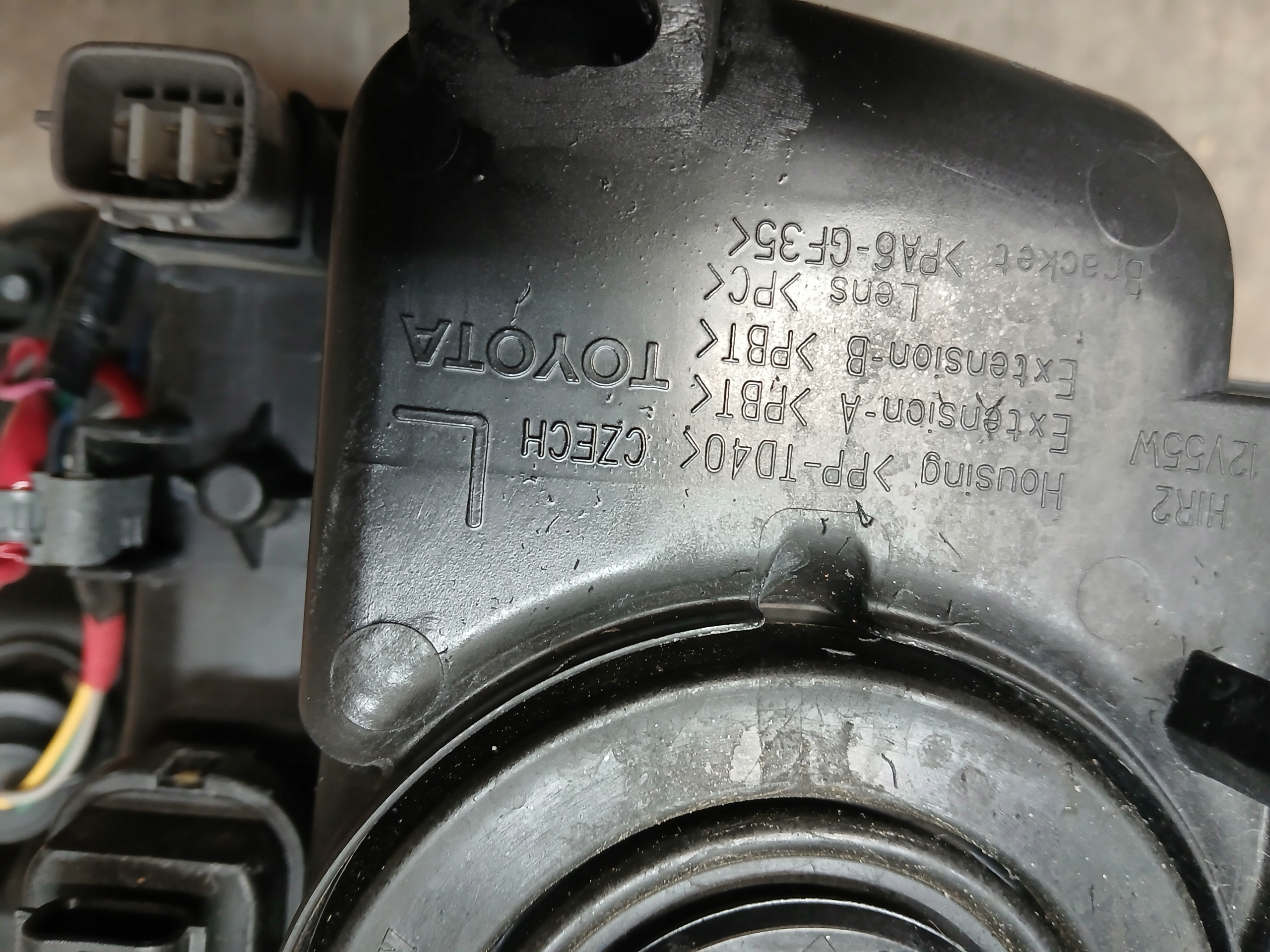 light front left TOYOTA YARIS III 3 LIFT 17- lens
