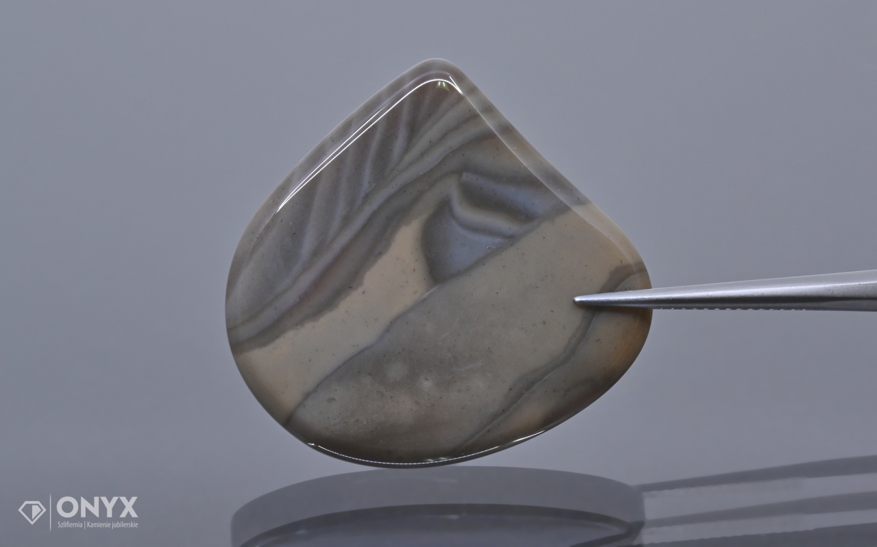 Křemílek pruhovaný kabošon nepravidelný 32,5x31 mm