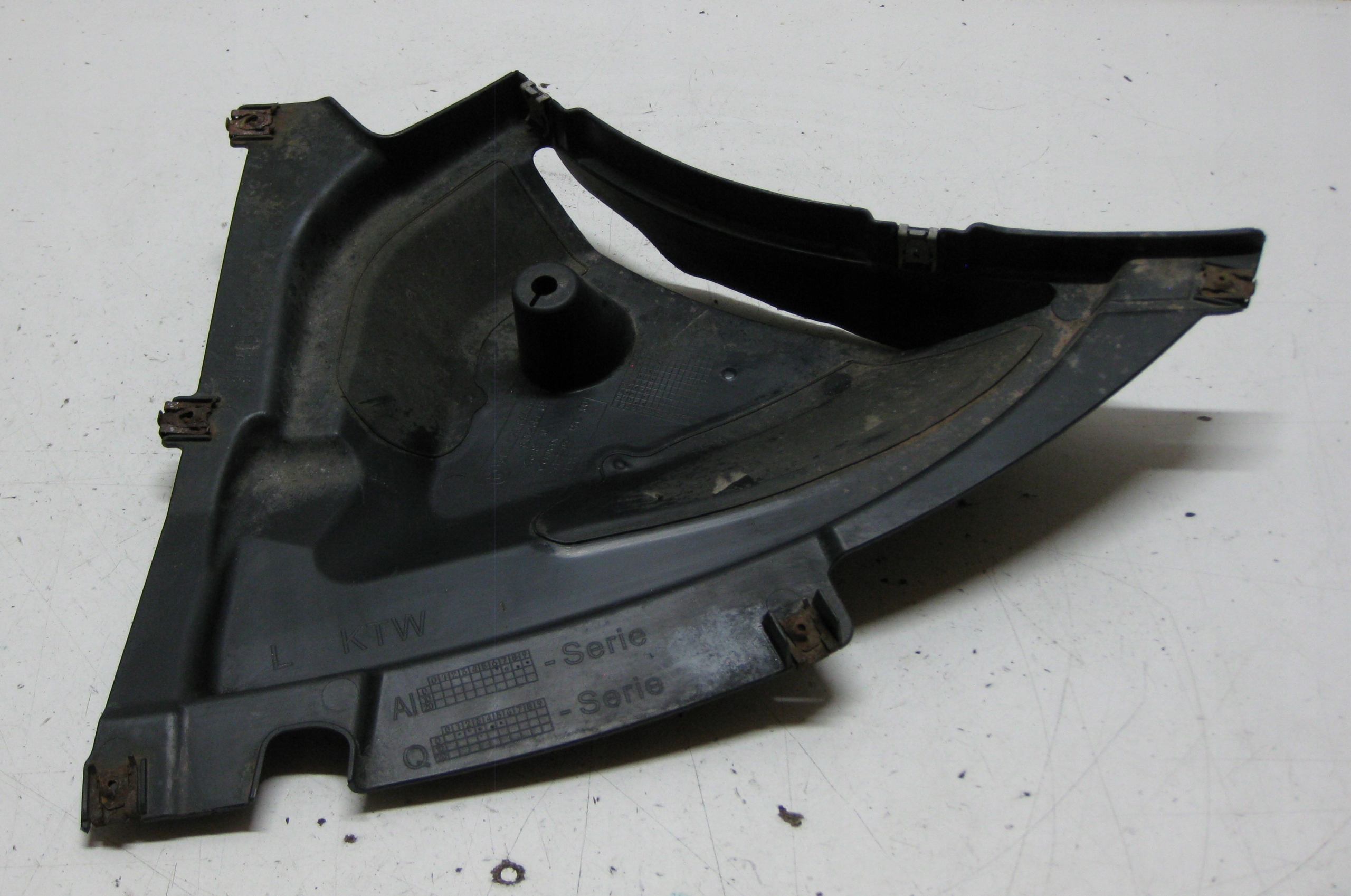 BMW F20 1.6i 14R mudguard left front 8052651