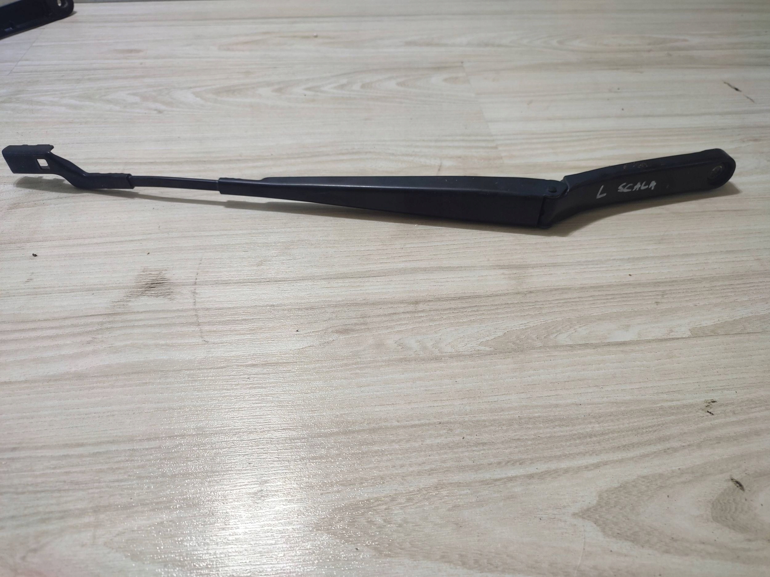 Skoda Scala 2020 front left wiper arm windows przedniej