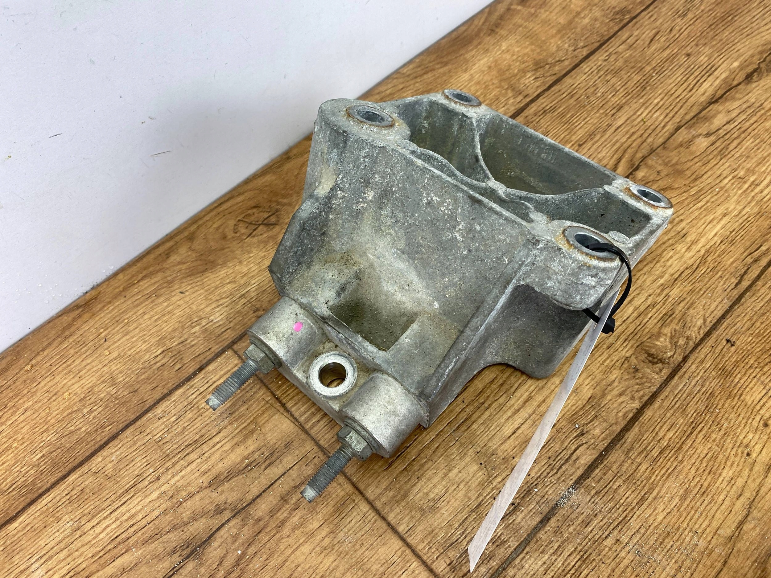 holder holder of the engine Dodge Challenger 2015+