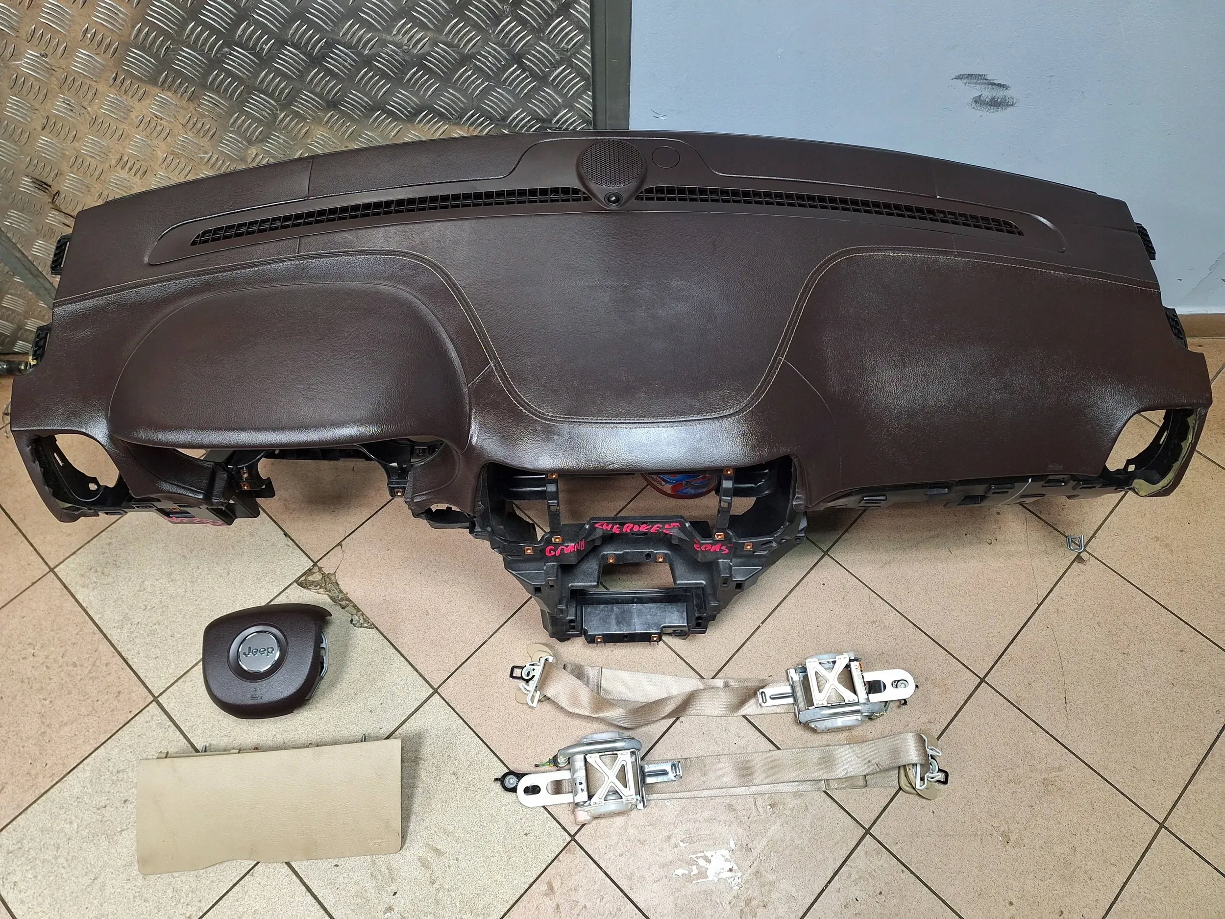 dashboard console airbag Jeep Grand Cherokee WK2 Lift 13