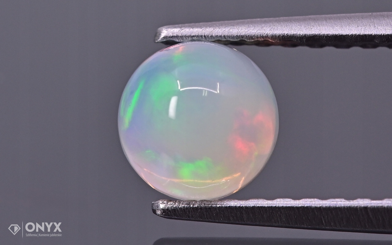 Opál z Etiopie kabošon kulatý fi 5,1 mm