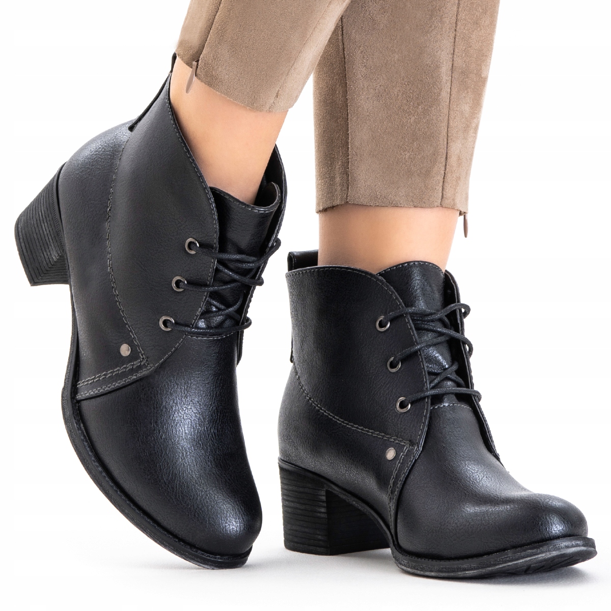 

Botki na słupku ocieplane modne piękna czerń Niki