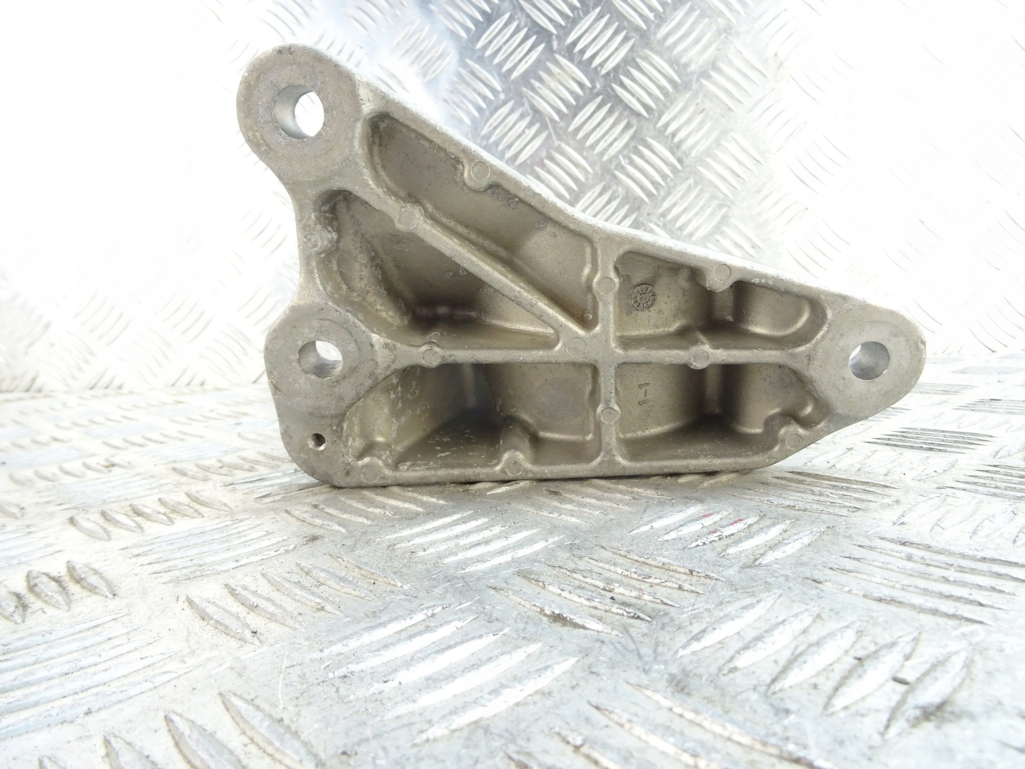 RENAULT MEGANE 5 V E-TECH support holder KOMPRESORA 119105MZ0A