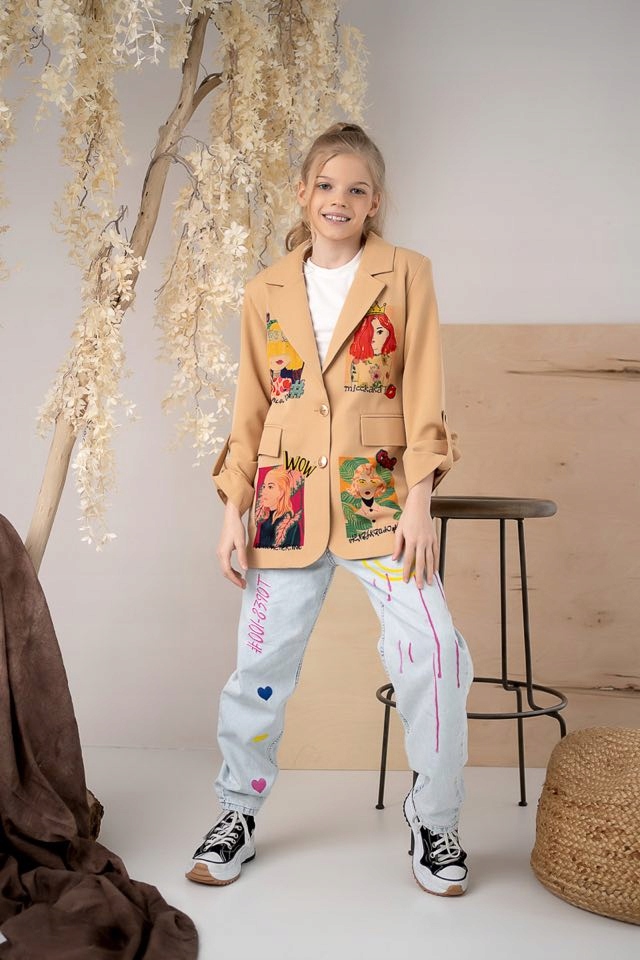 Marynarka żakiet dla dziewczynki beż latte oversize luźny z aplikacjąmi 140 Wiek dziecka 9 lat +