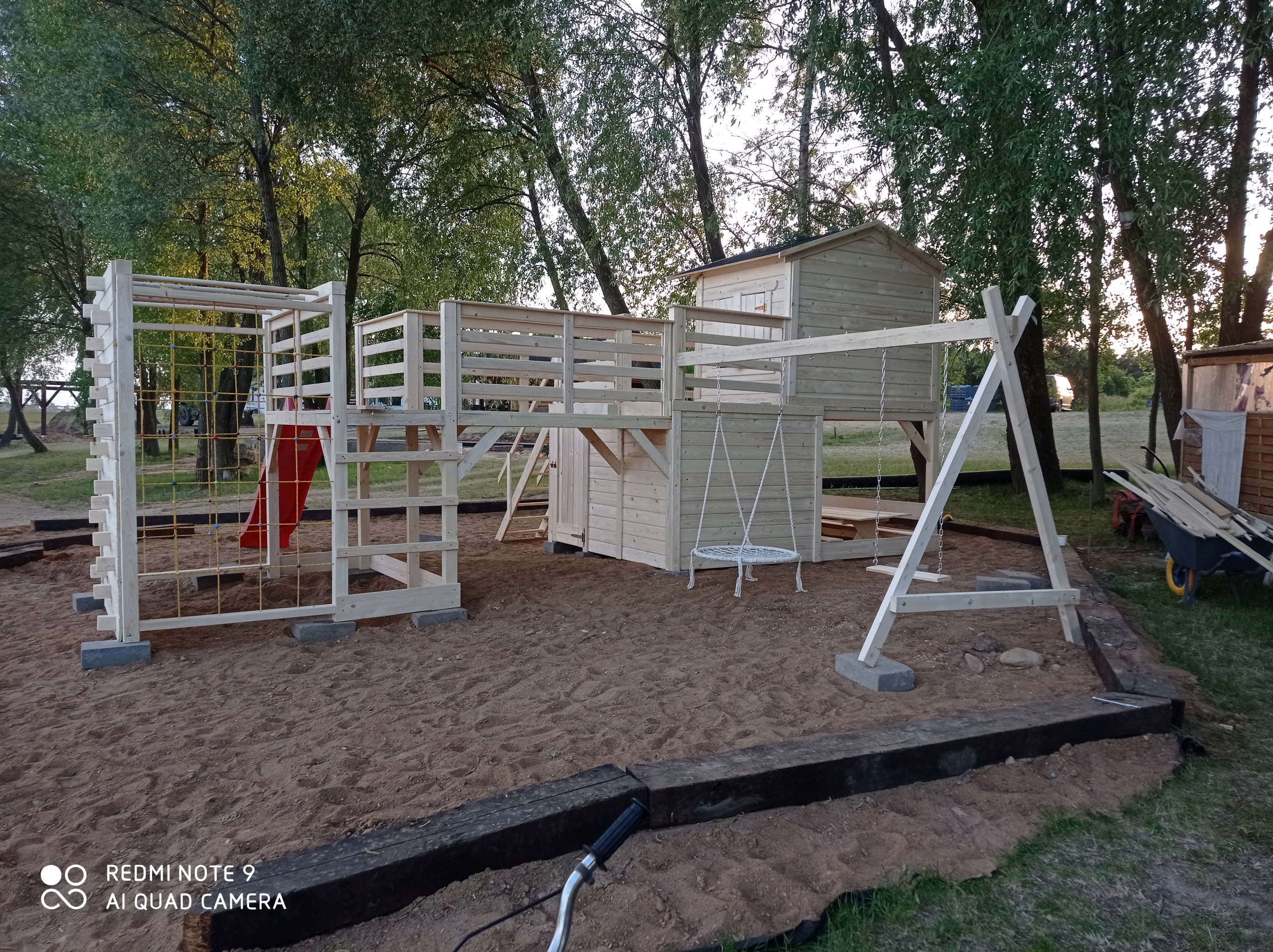 Vaikų lauko žaidimų aikštelė su nameliu su čiuožykla su smėlio dėže su sūpynėmis su laipiojimo zona 200x150