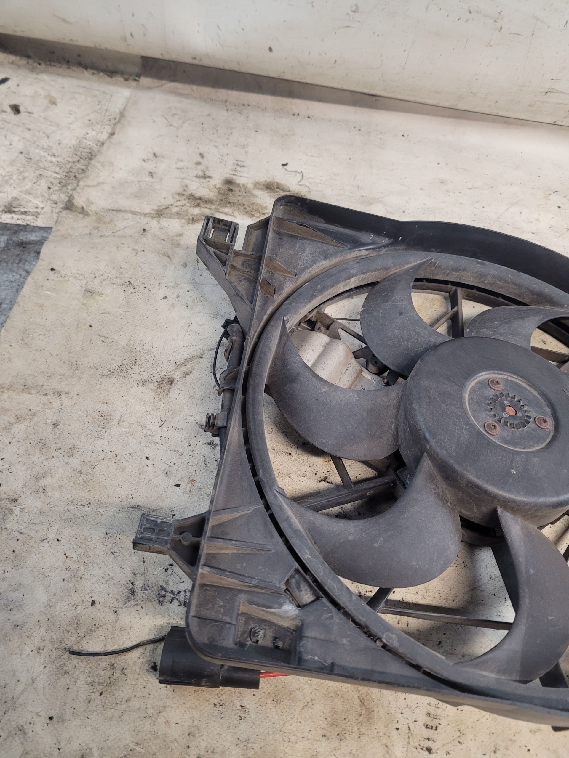 radiator fan module 3M5H-8C607-XA 1137328148 MAZDA 3 BK 04r.