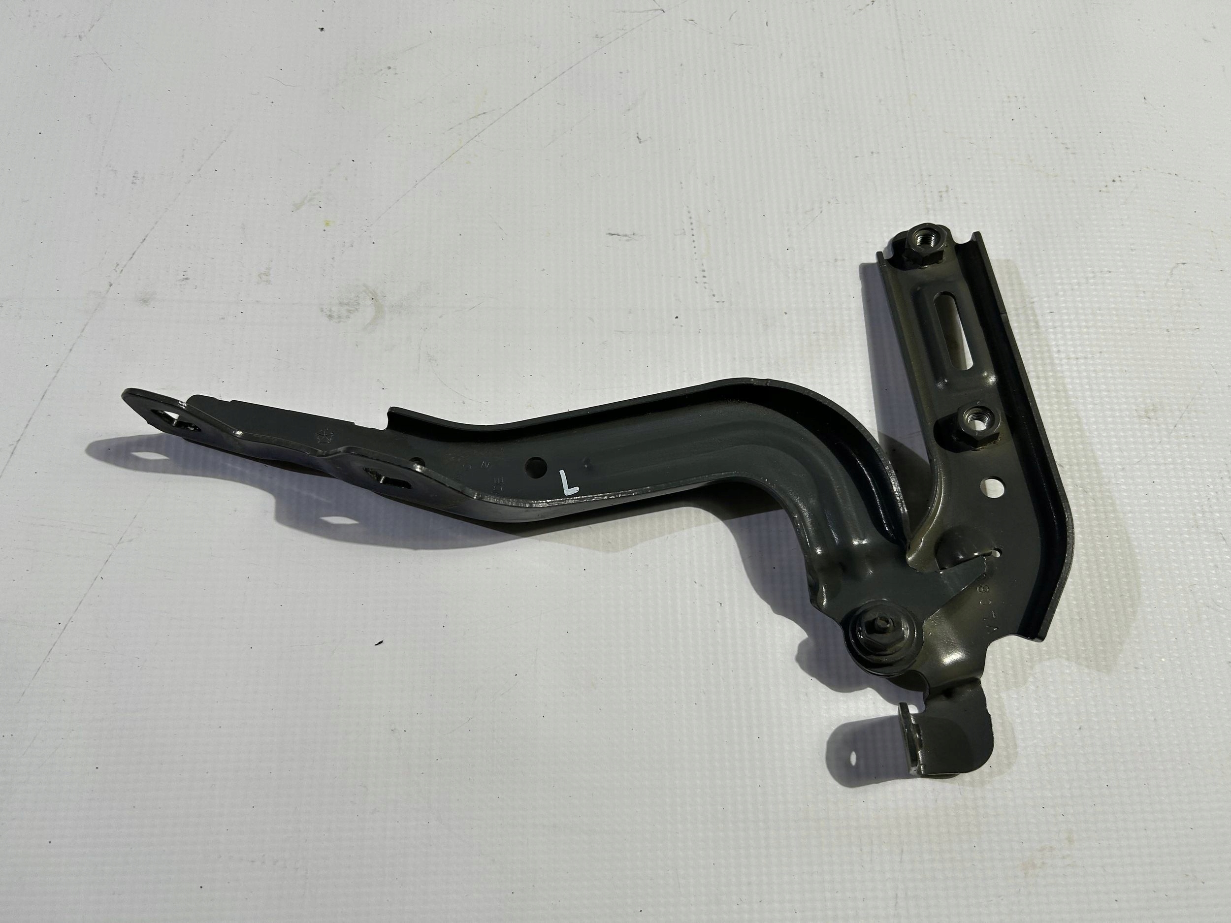 hinge bonnets left Chrysler Pacifica 2021