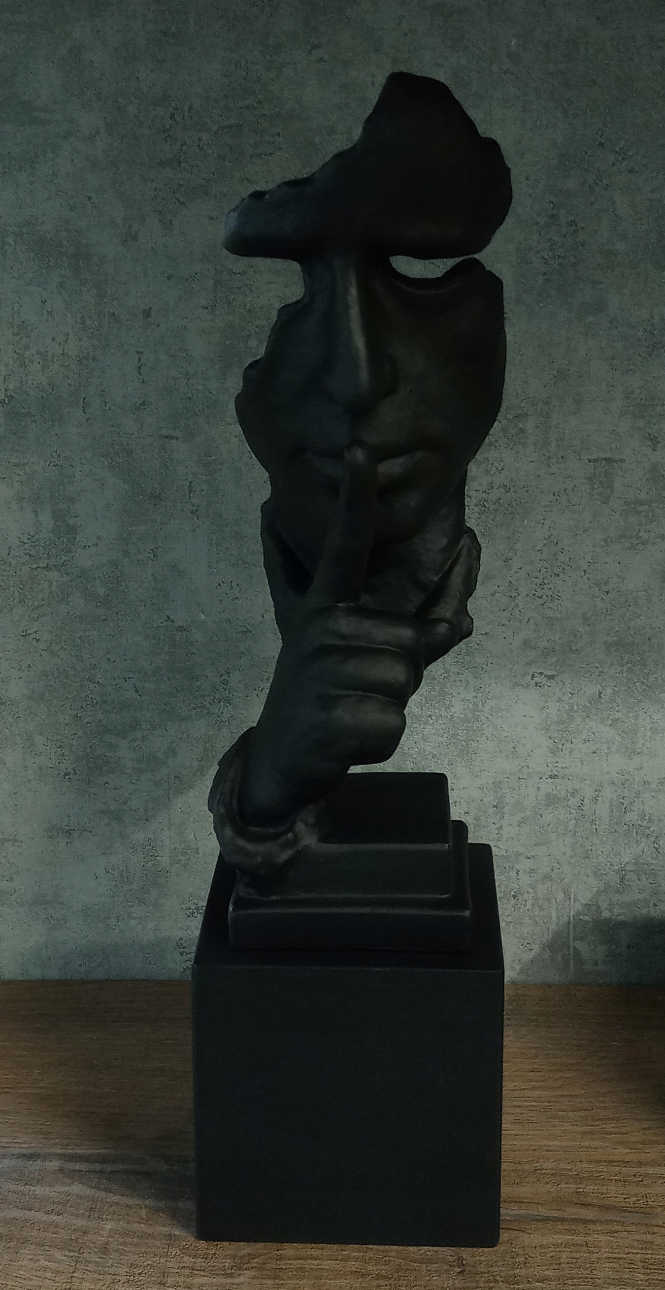 

Rzeźba Cisza z podestem H-45cm. Czarny