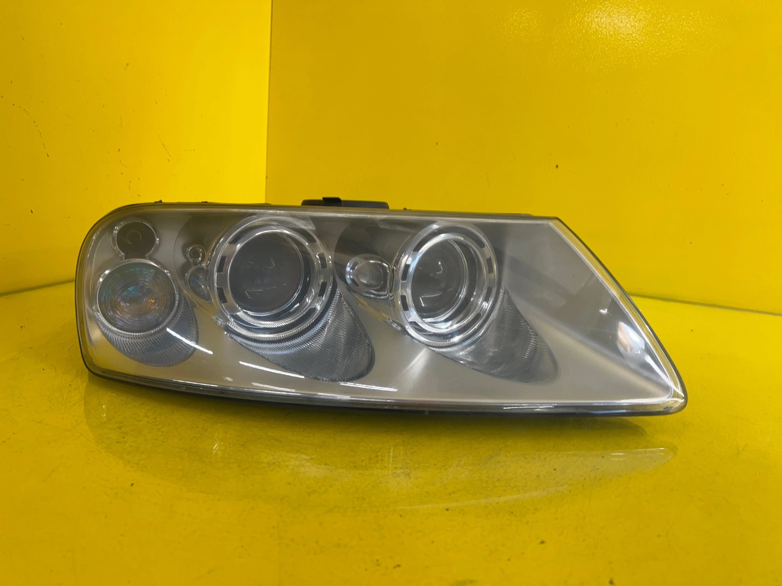 LIGHT RIGHT VW TOUAREG AND 02-10 XENON