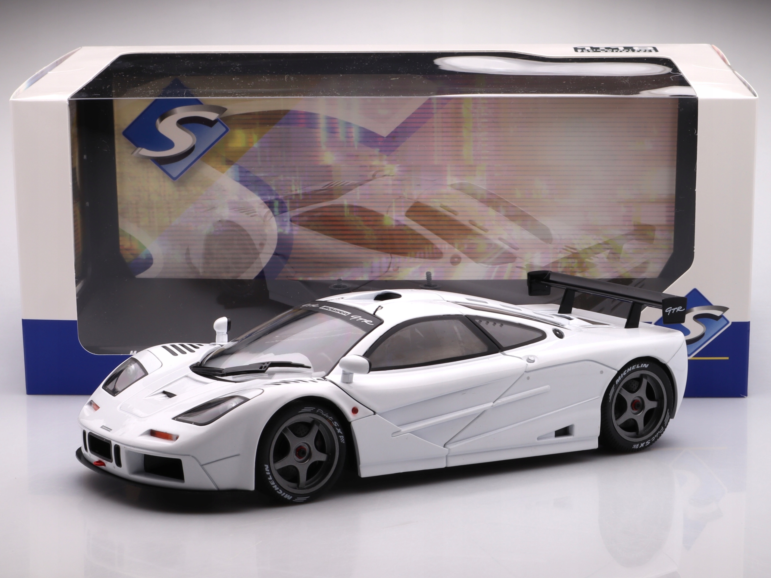 Voiture de 1996 couleur blanche - McLAREN F1 GTR Short Tail