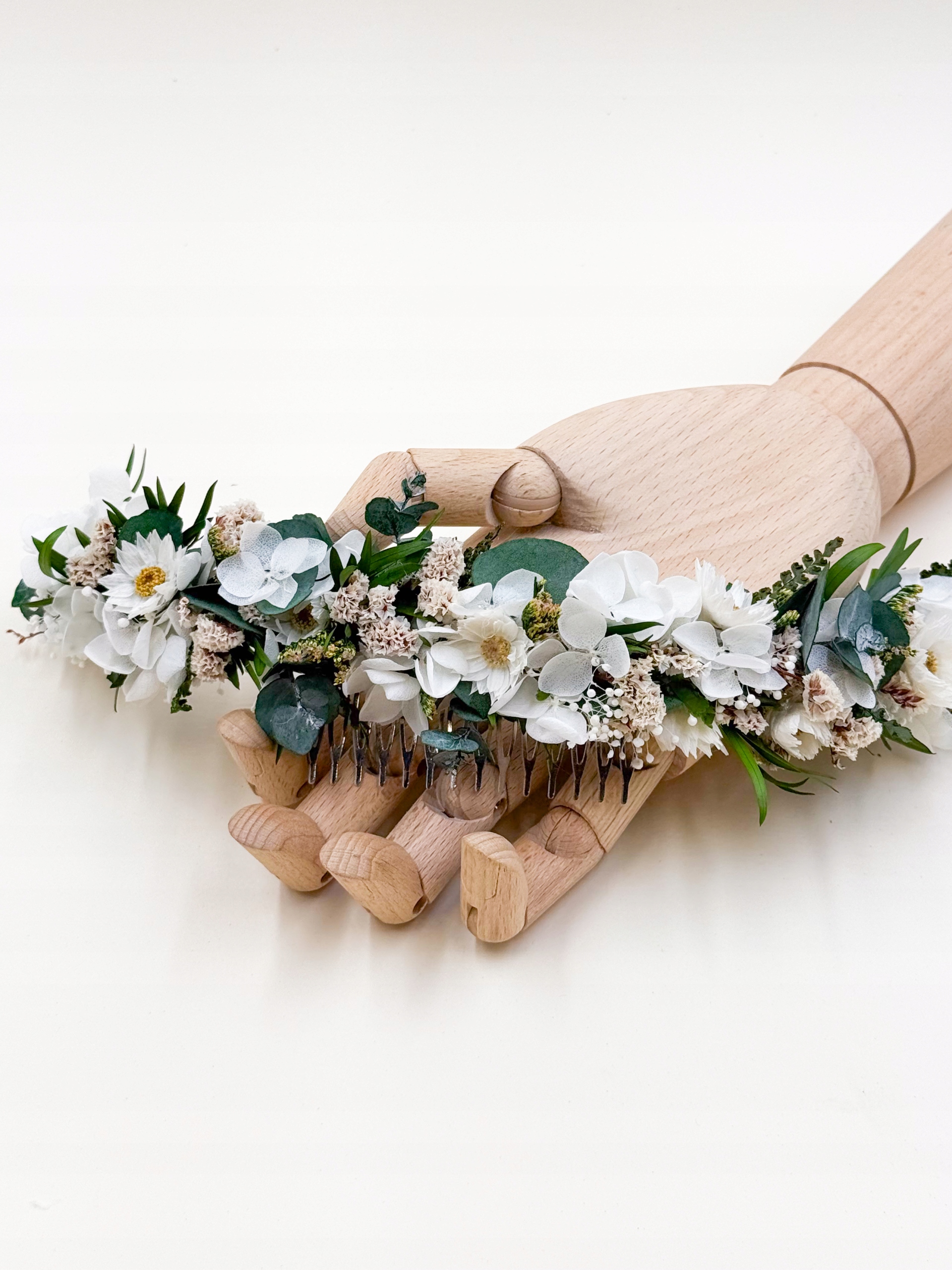 Hřebínek na vlasy ve stylu greenery ze sušených a stabilizovaných květů