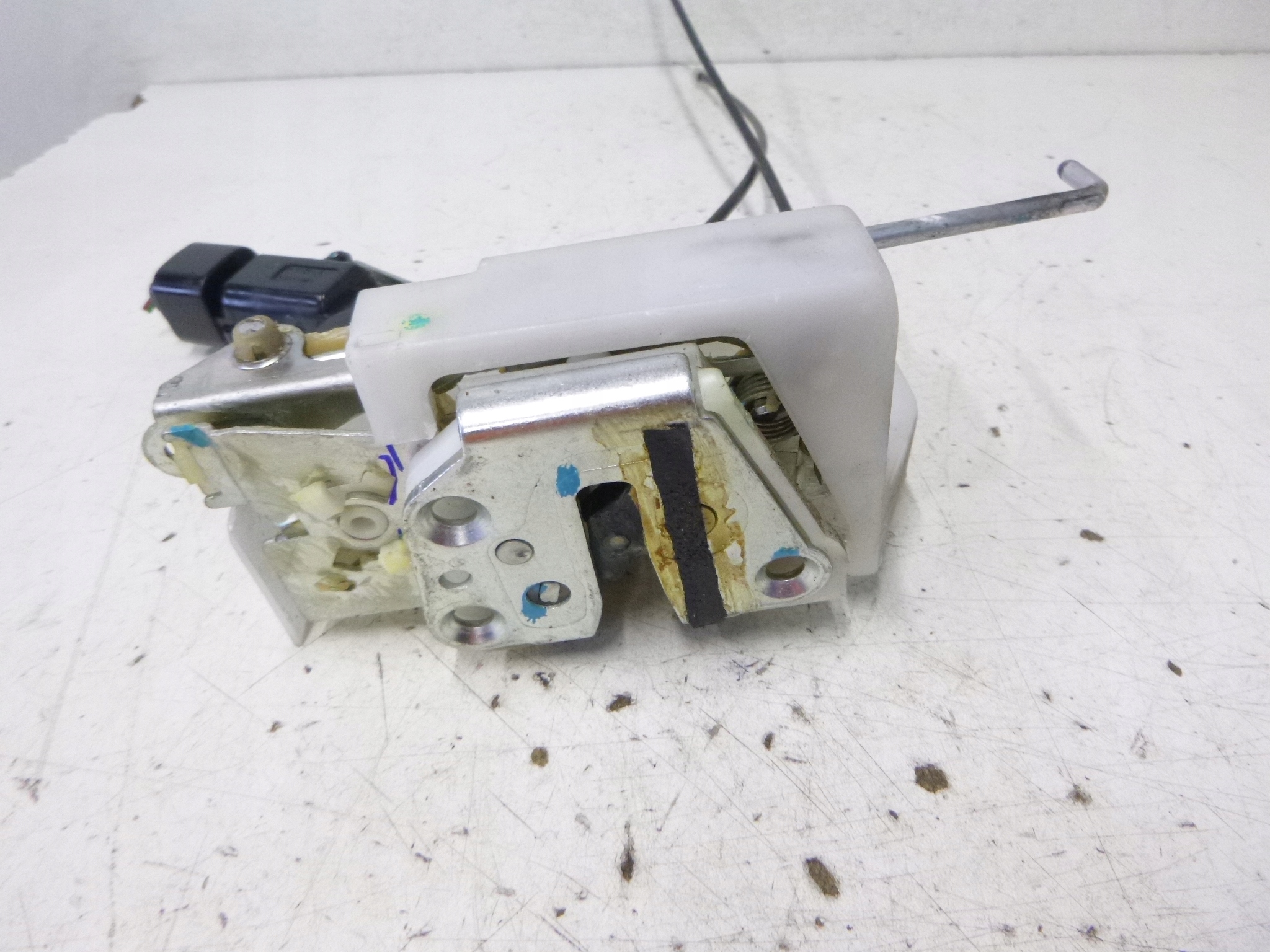 lock door rear part left Nissan Pixo 08-13r.