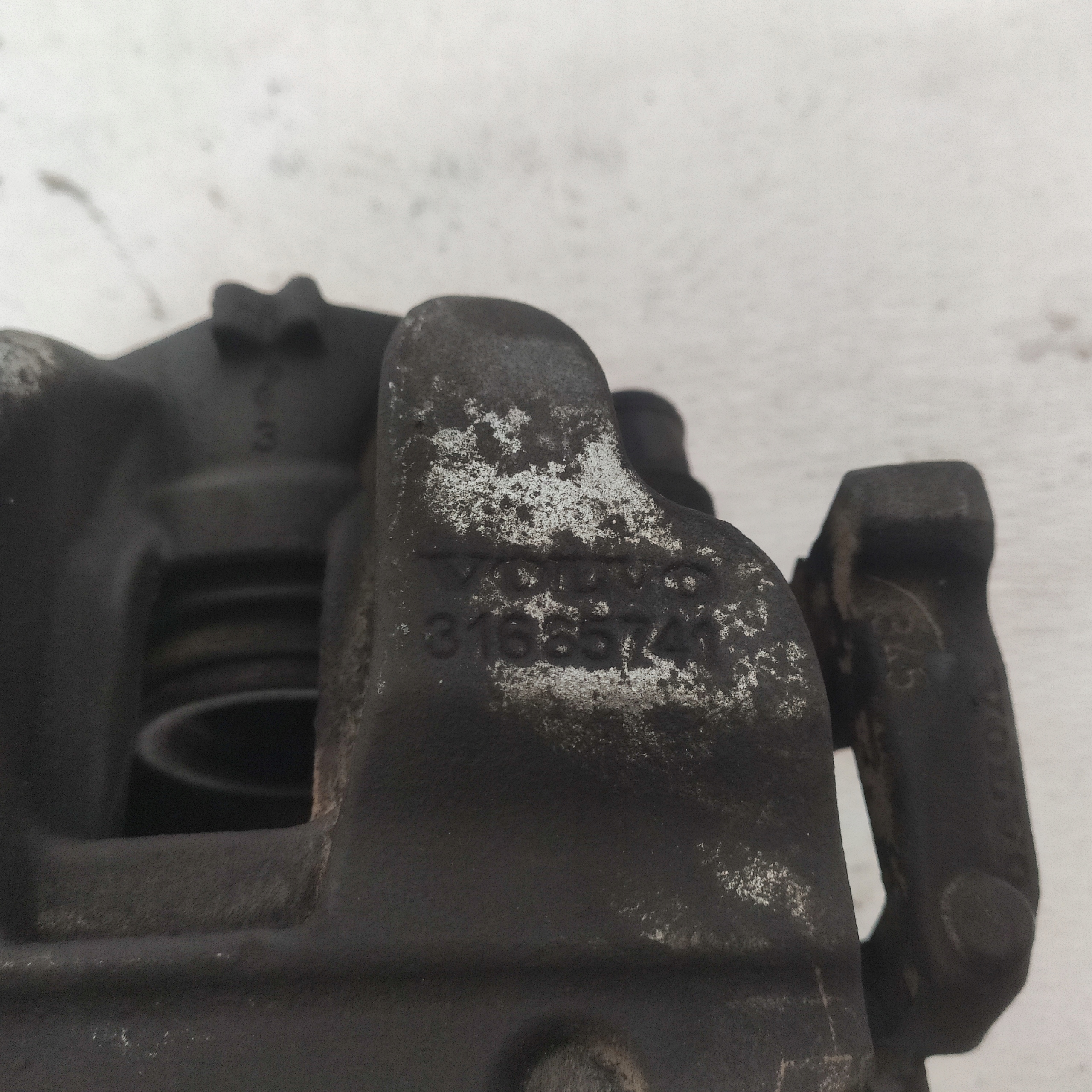 VOLVO XC60 II 2022 B4 MILD-HYBRID caliper brake right front 345MM