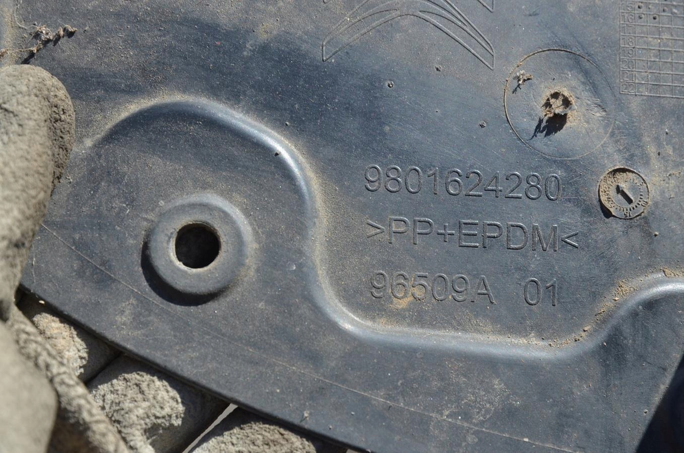 mudguard right rear part Citroen C4 Cactus 16r