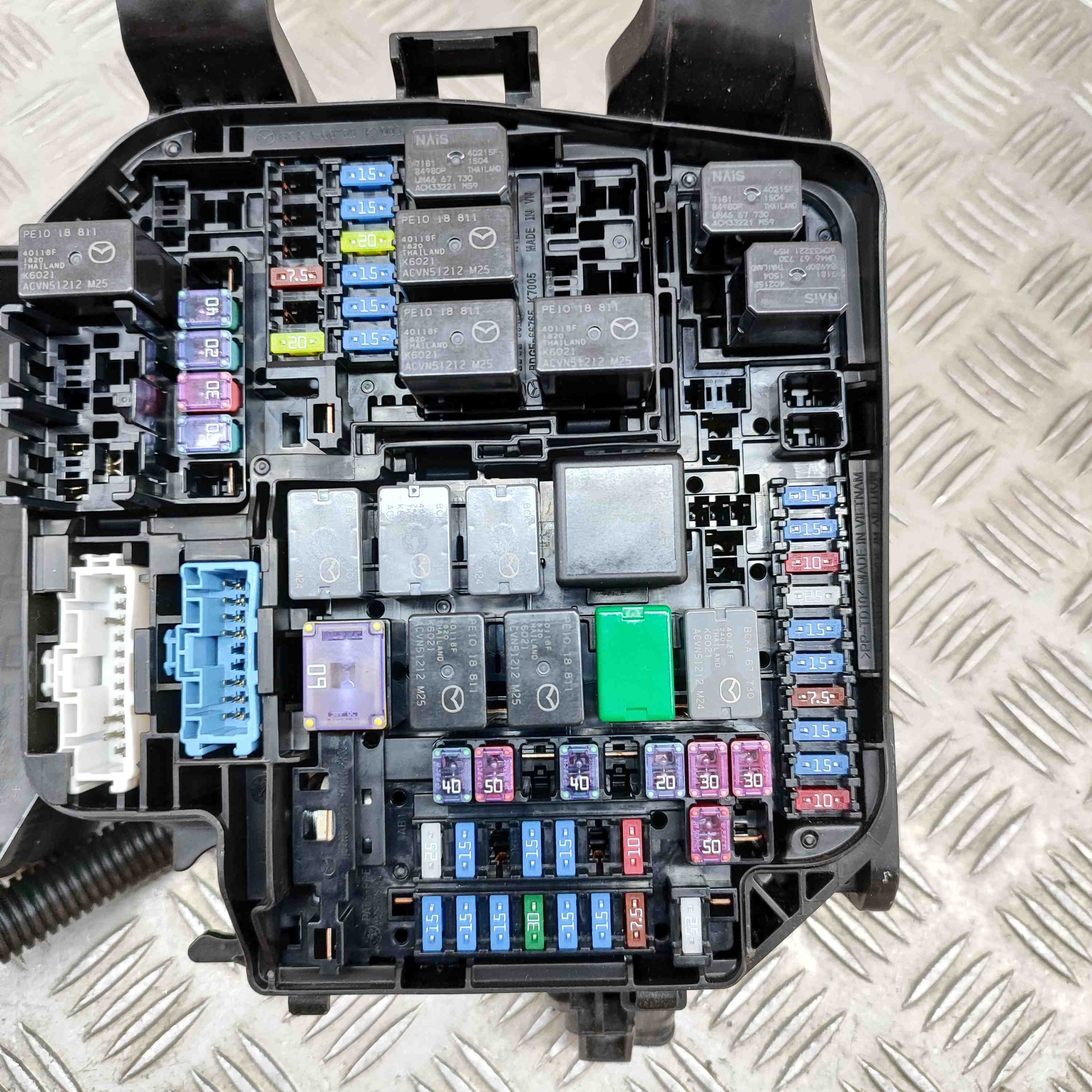 mazda CX-30 2023 рамка / модуль предохранителей