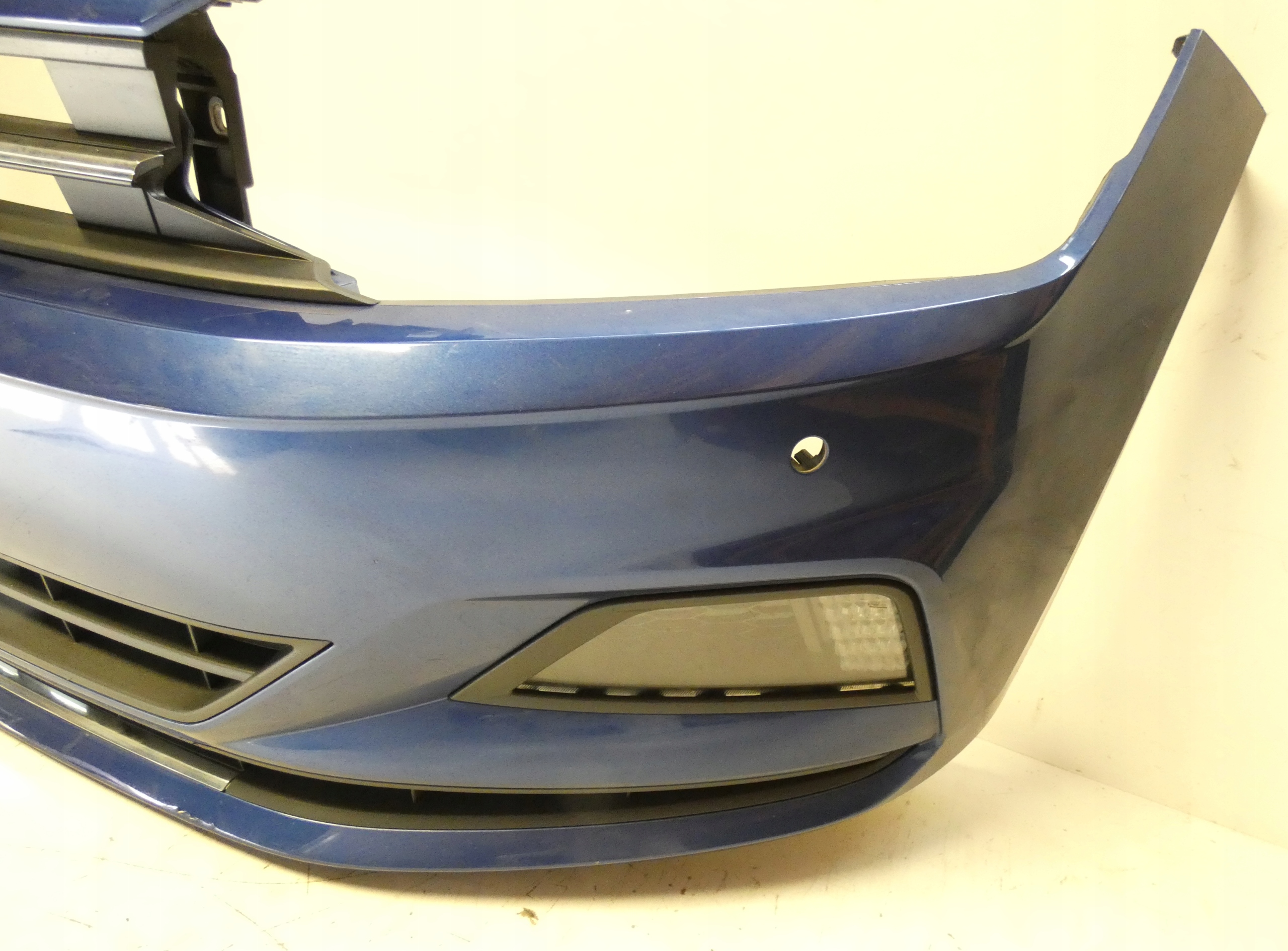 VW POLO 6 VI 2G0807221 2017-2020 pod 4 PDC nárazník předek přední