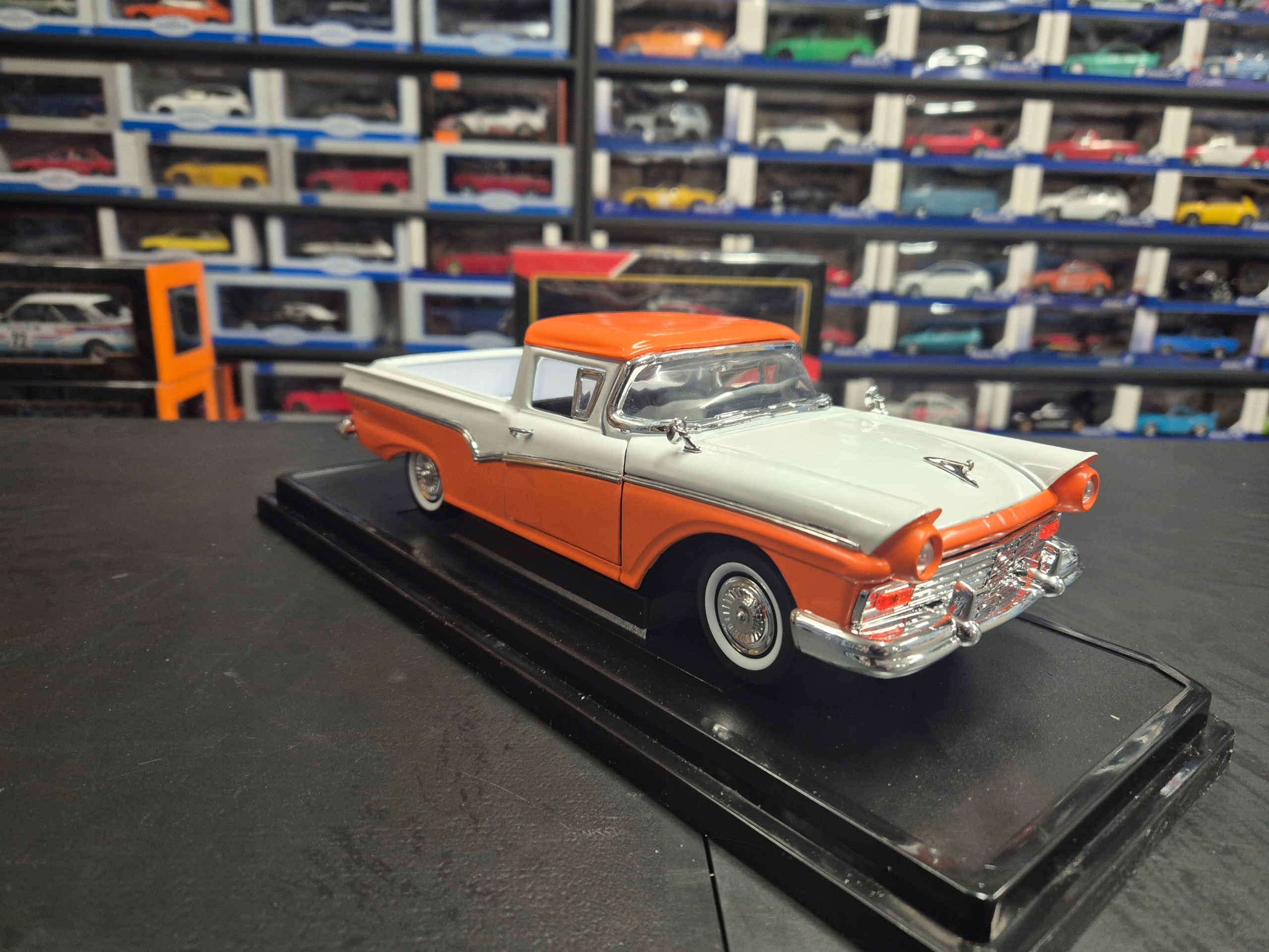 FORD RANCHERO 1957 1/18 ROAD SIGNATURE LCD 92208 Skala skale do 1:18