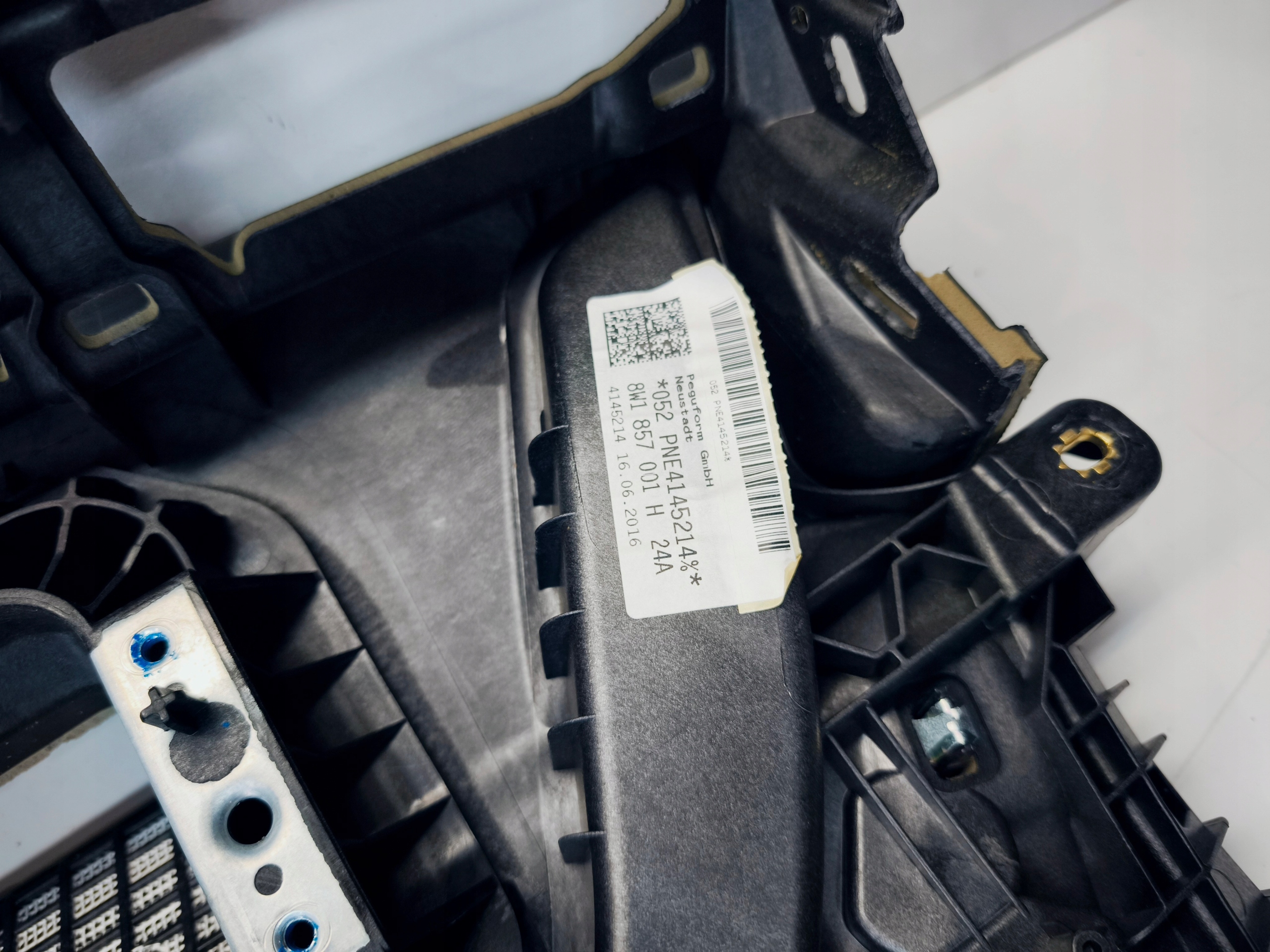dashboard cockpit console AUDI A4 B9 8W1857001H damaged