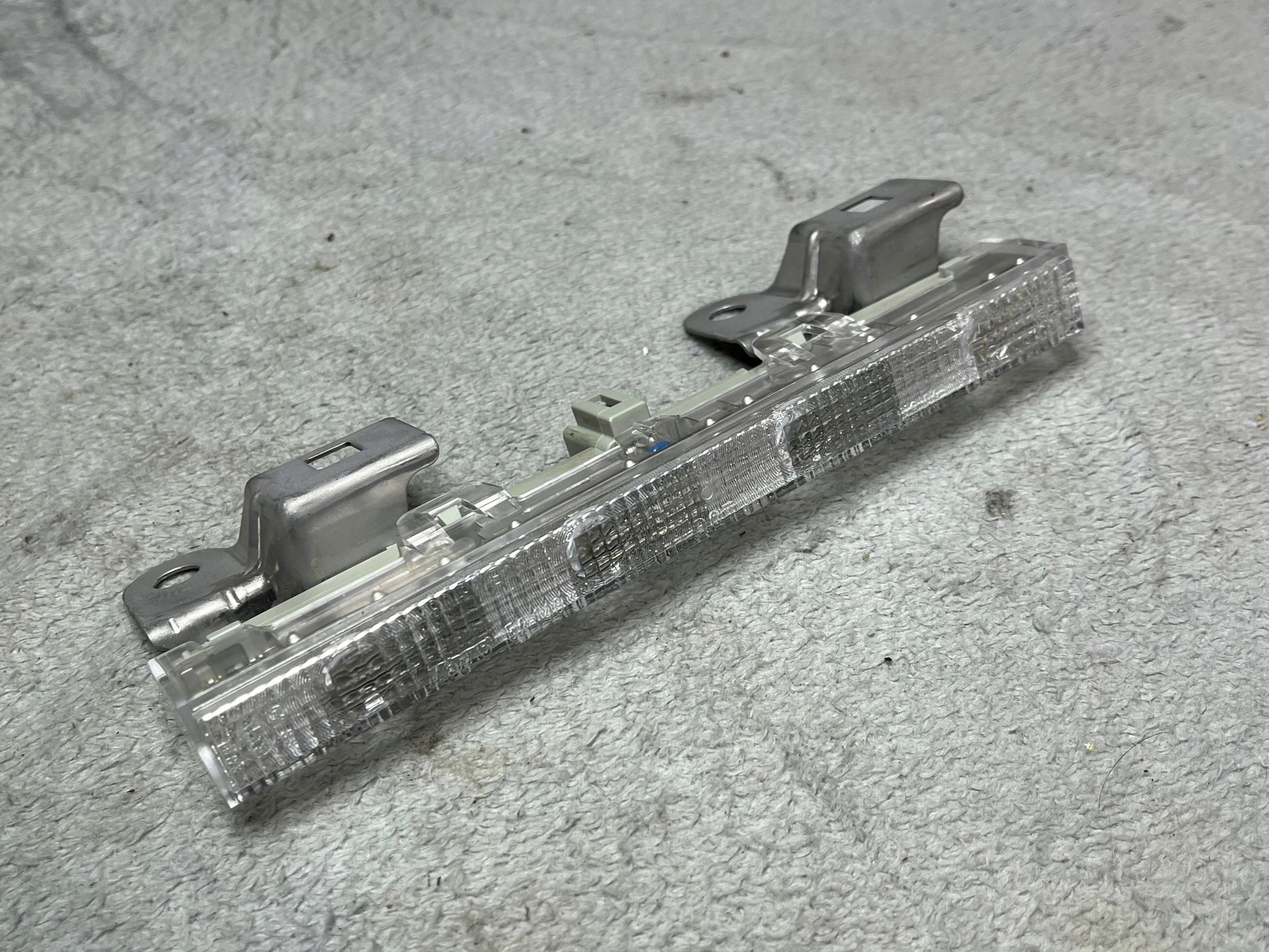Trzecie light stop Toyota Auris 150 8100612011