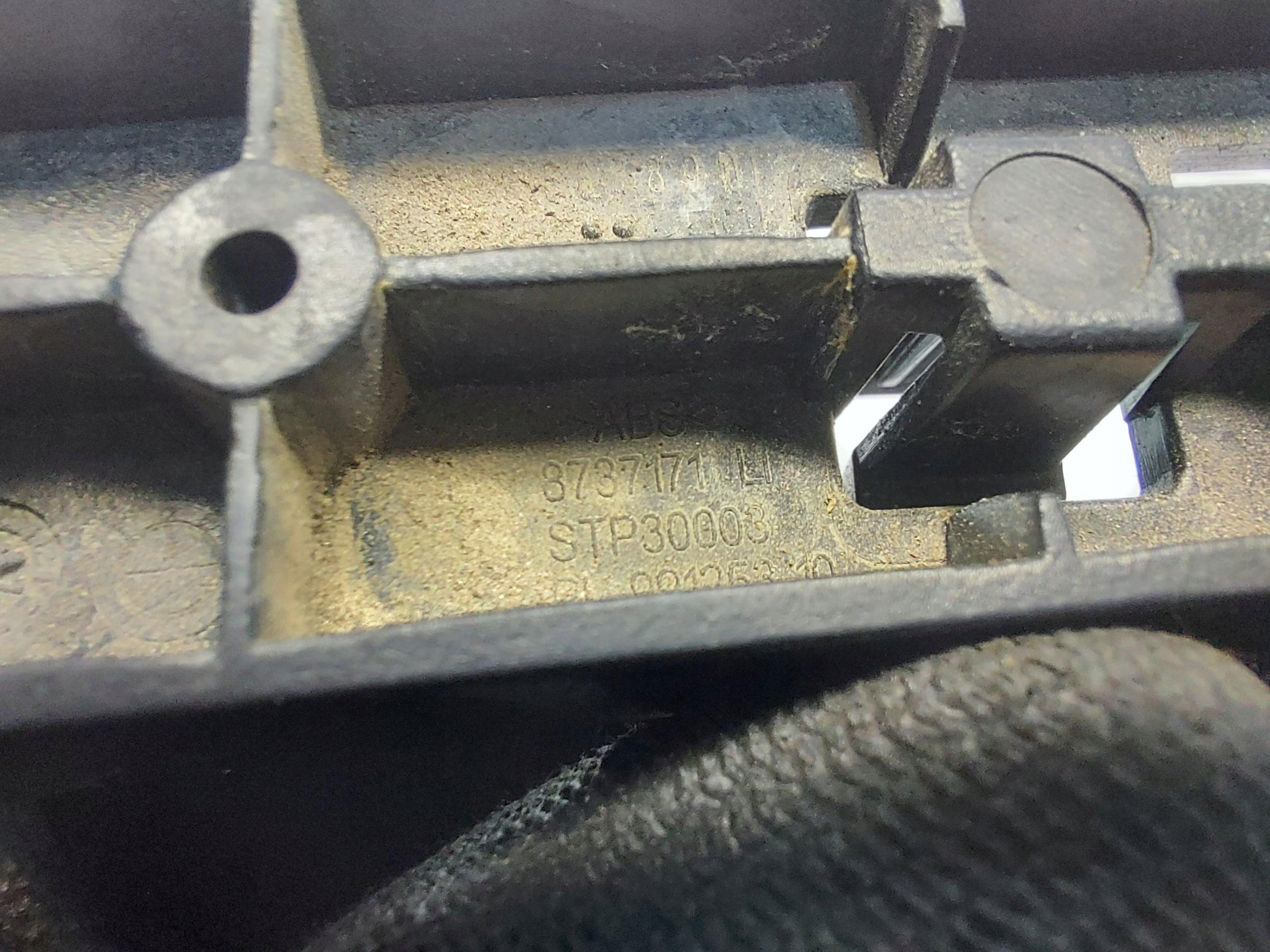 BMW U06 200i support holder of a bumper front left 8737171