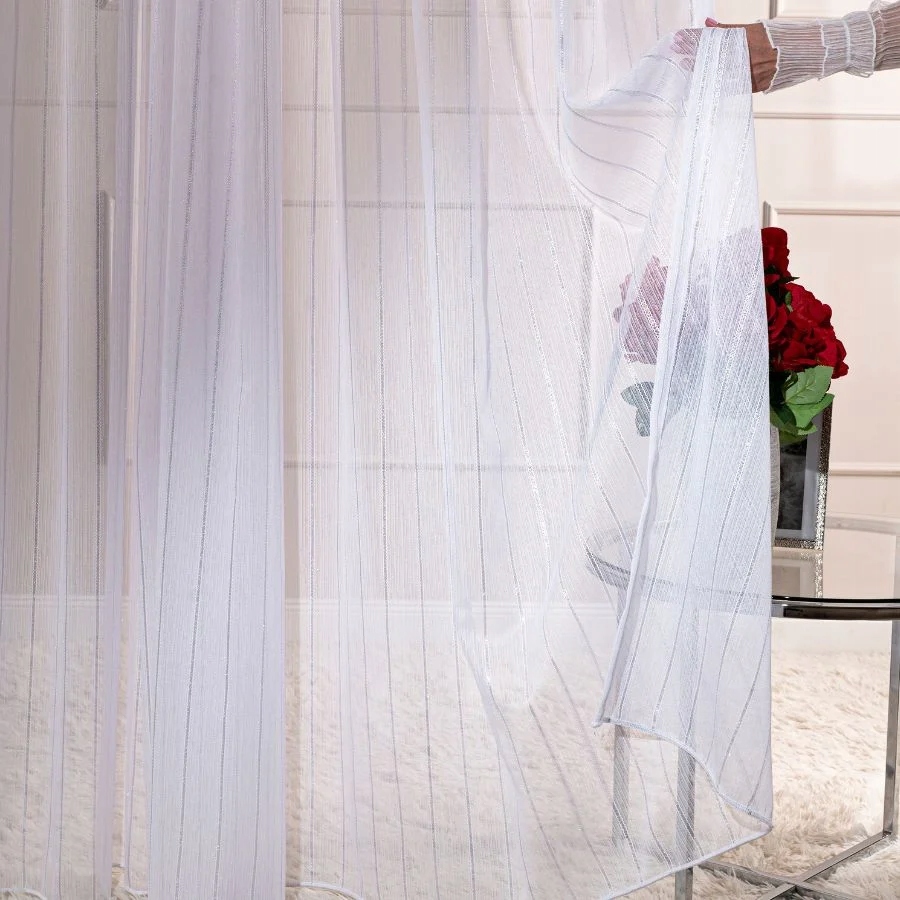 Firana gotowa 300x250 biała w srebrne błyszczące paski na taśmie do salonu