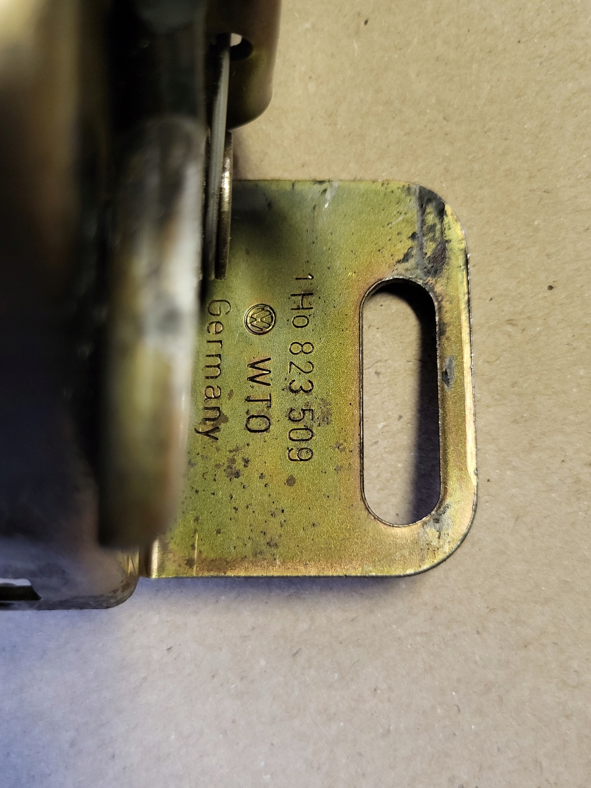 lock RYGIEL bonnets front VW GOLF III OE 1H0823509