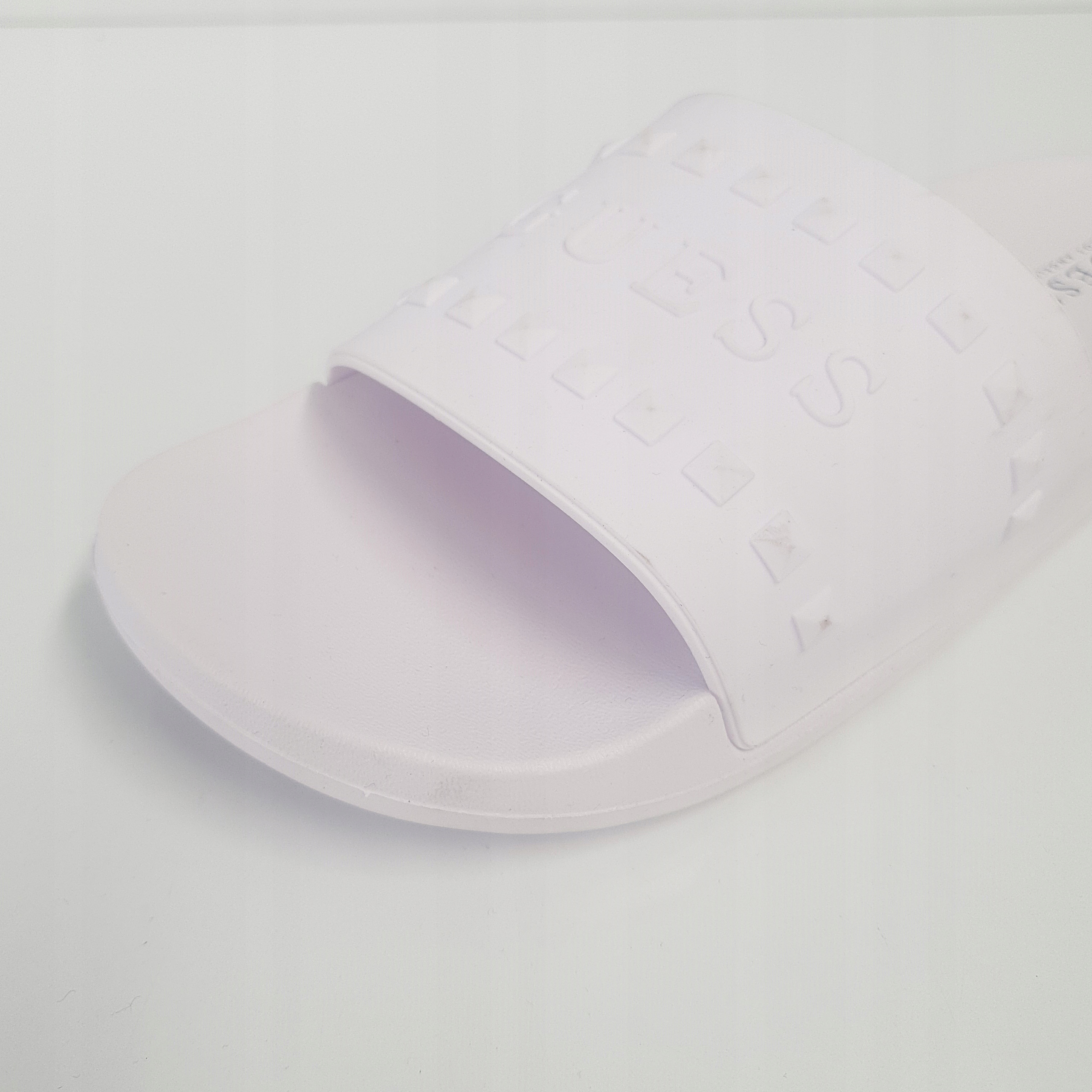 Klapki damskie białe Guess 40 Kod producenta WGPACKARD-B