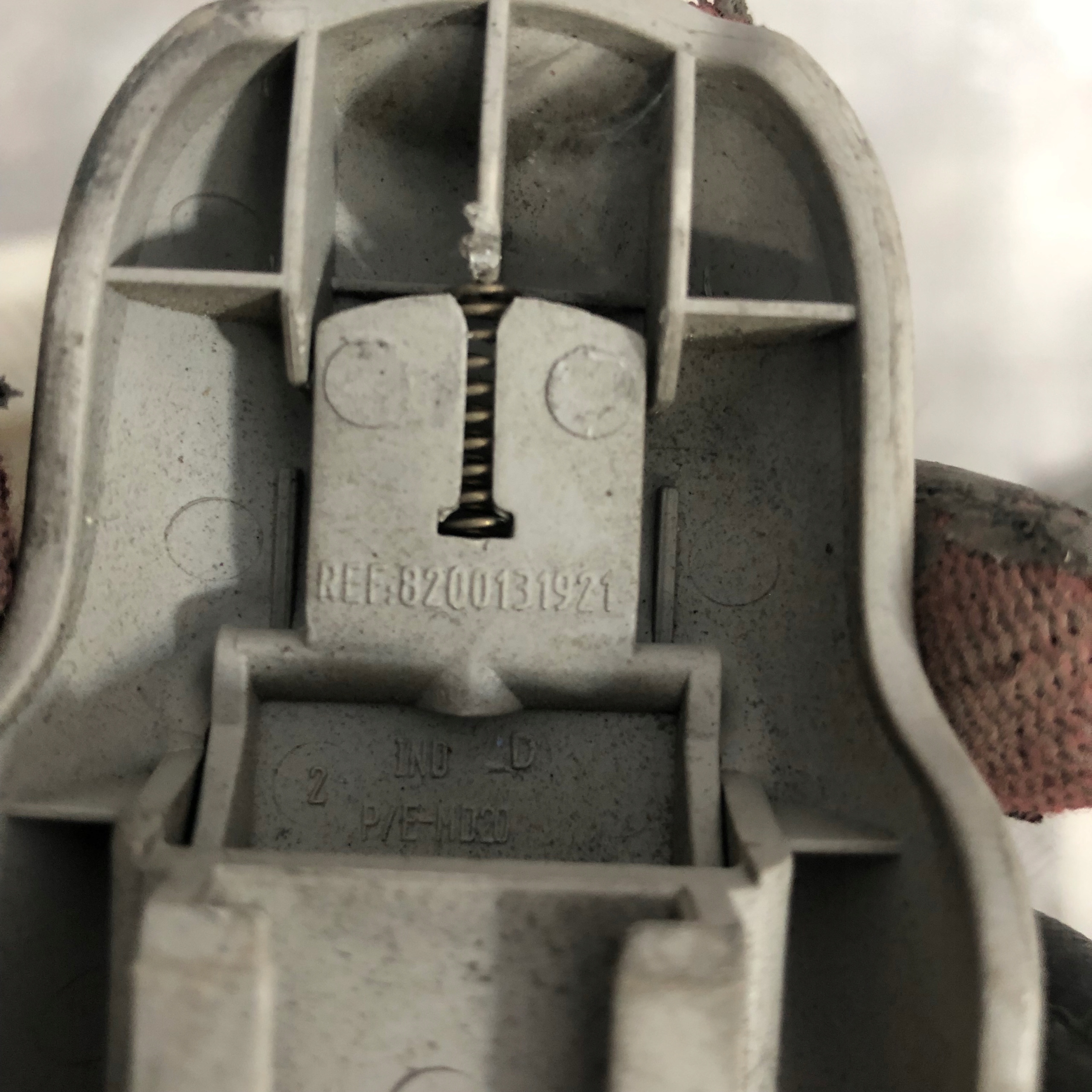 NAKŁADKA OSŁONA PASA RENAULT KANGOO 8200131921 Producent części Renault OE