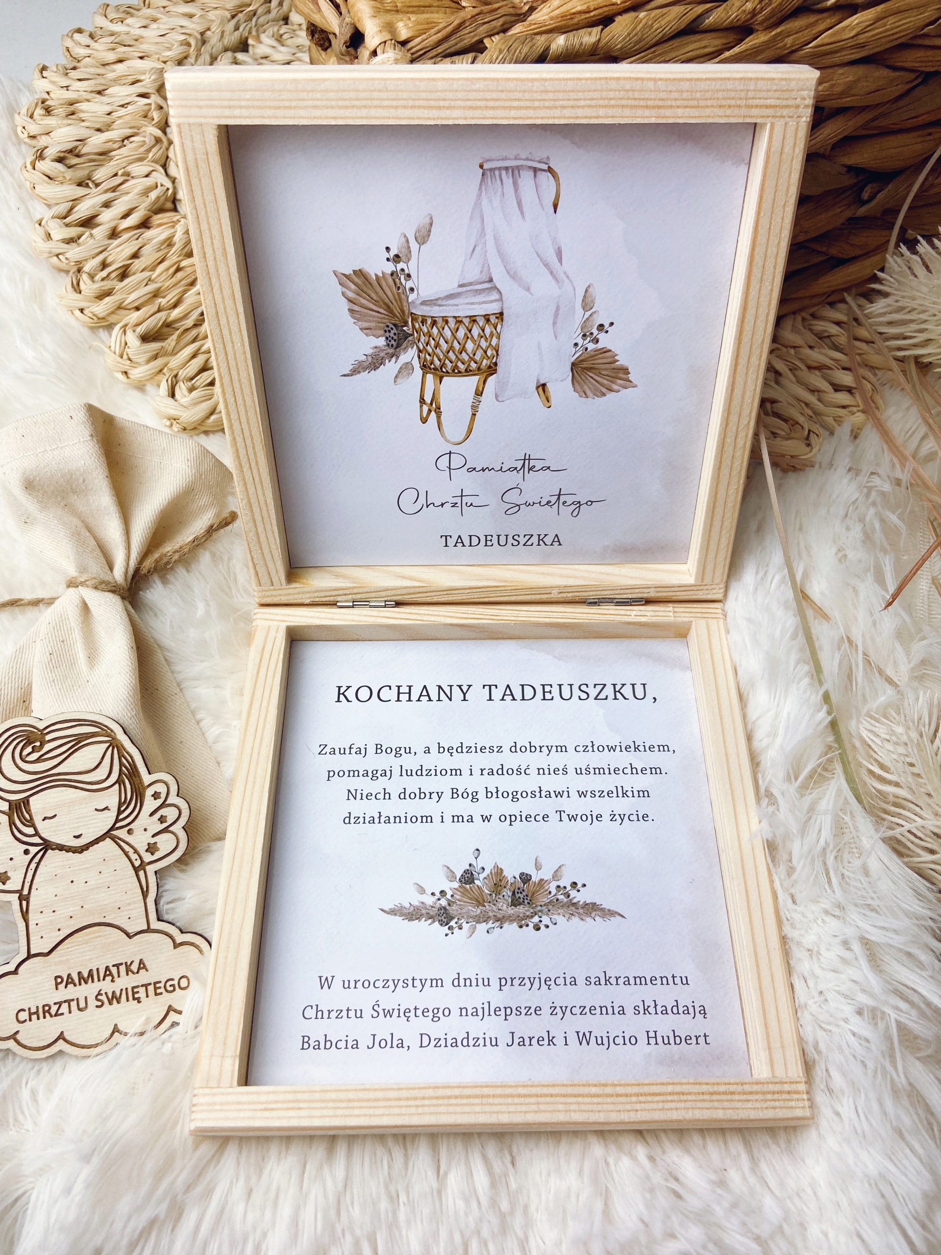 PAMIĄTKA CHRZTU CHRZEST PREZENT ANIOŁEK WZORY Kolor Odcienie brązu i beżu