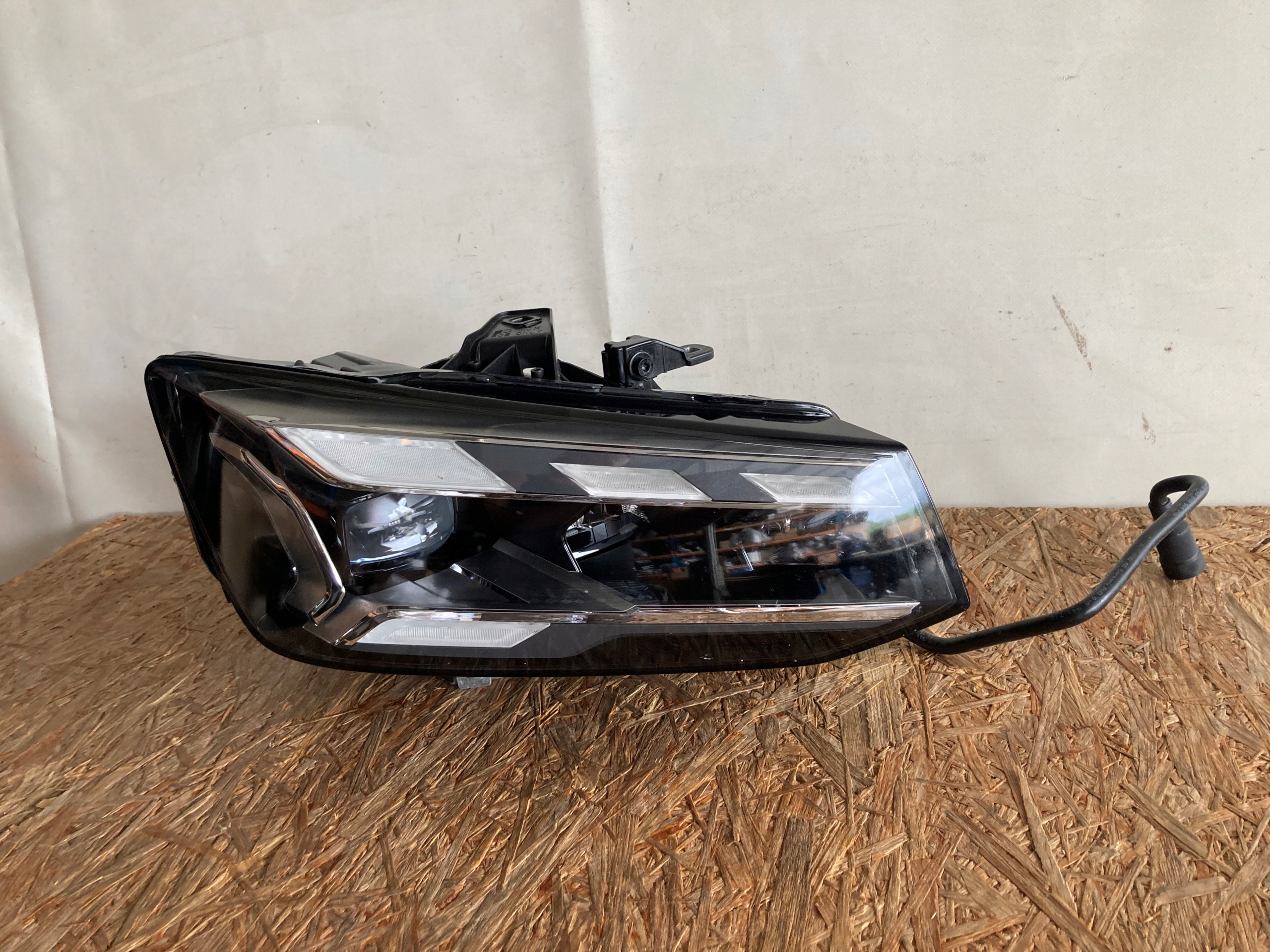 AUDI Q21a РЕСТАЙЛІНГ ФАРА ПРАВА MATRIX1a941036