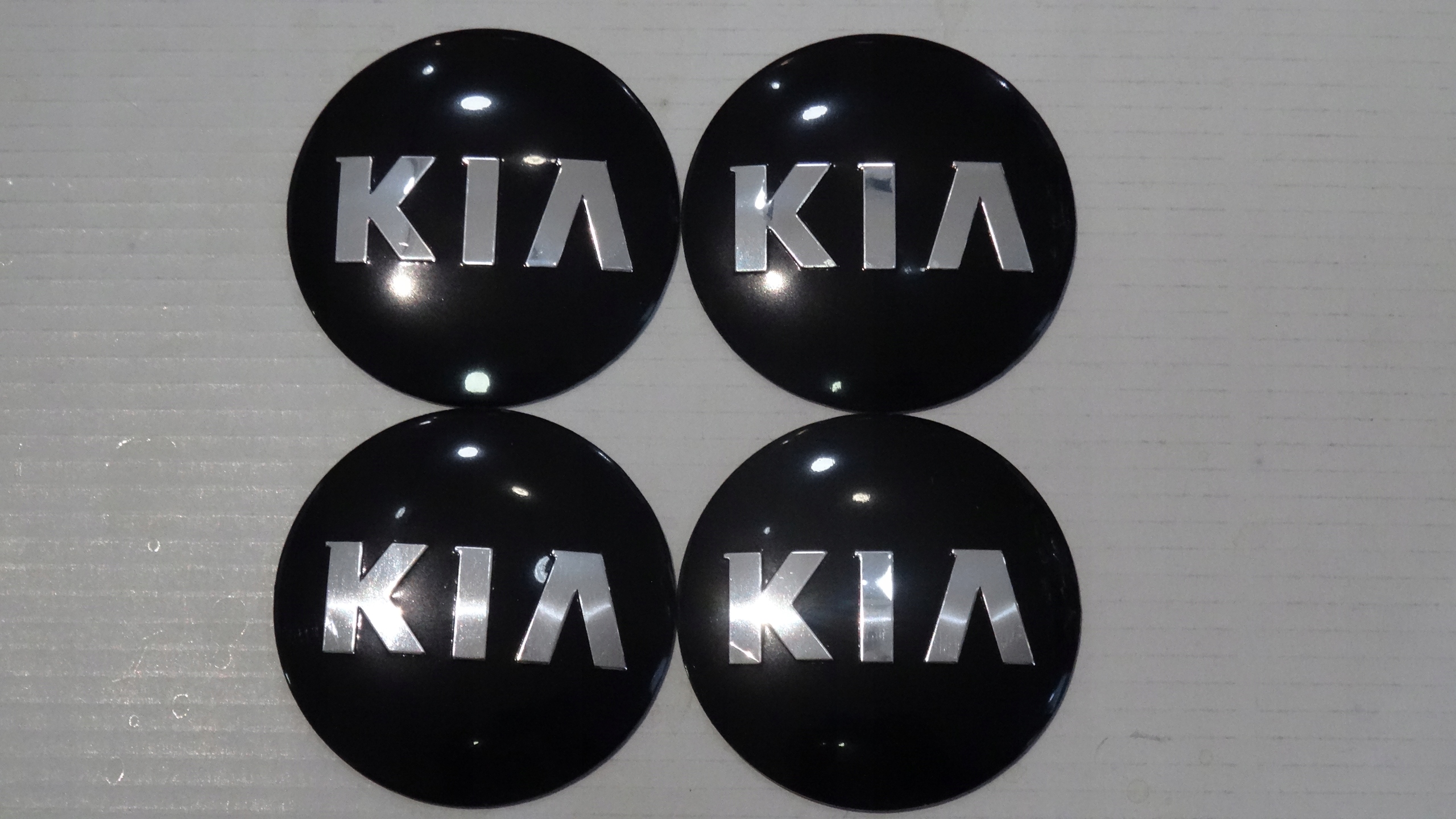 

4x Aluminiowe naklejki na dekielki Kia 56mm czar N