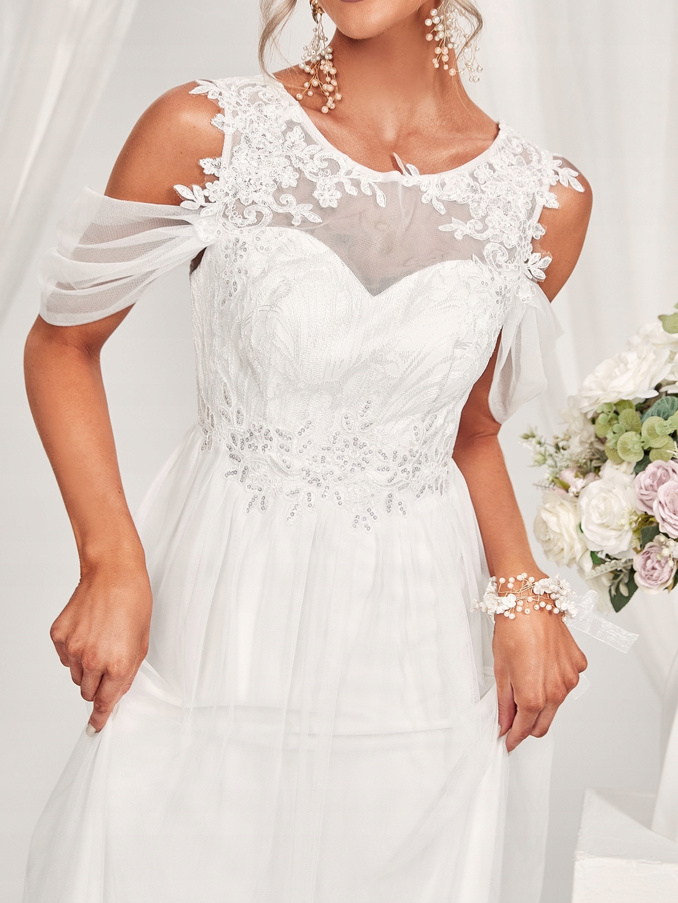 Svatební Šaty A-line Bílé Tylové Vyšívané Zdobené Unithorse, Velikost 40