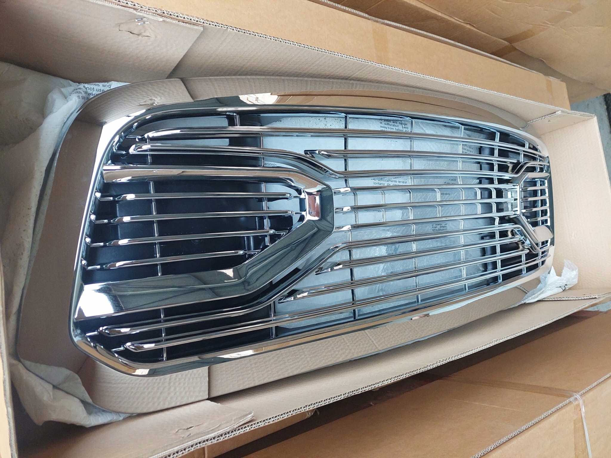 ATRAPA GRILL PEŁEN CHROM LIMITED + LOGO RAM DODGE RAM 1500 2013-2018 Producent części Inny