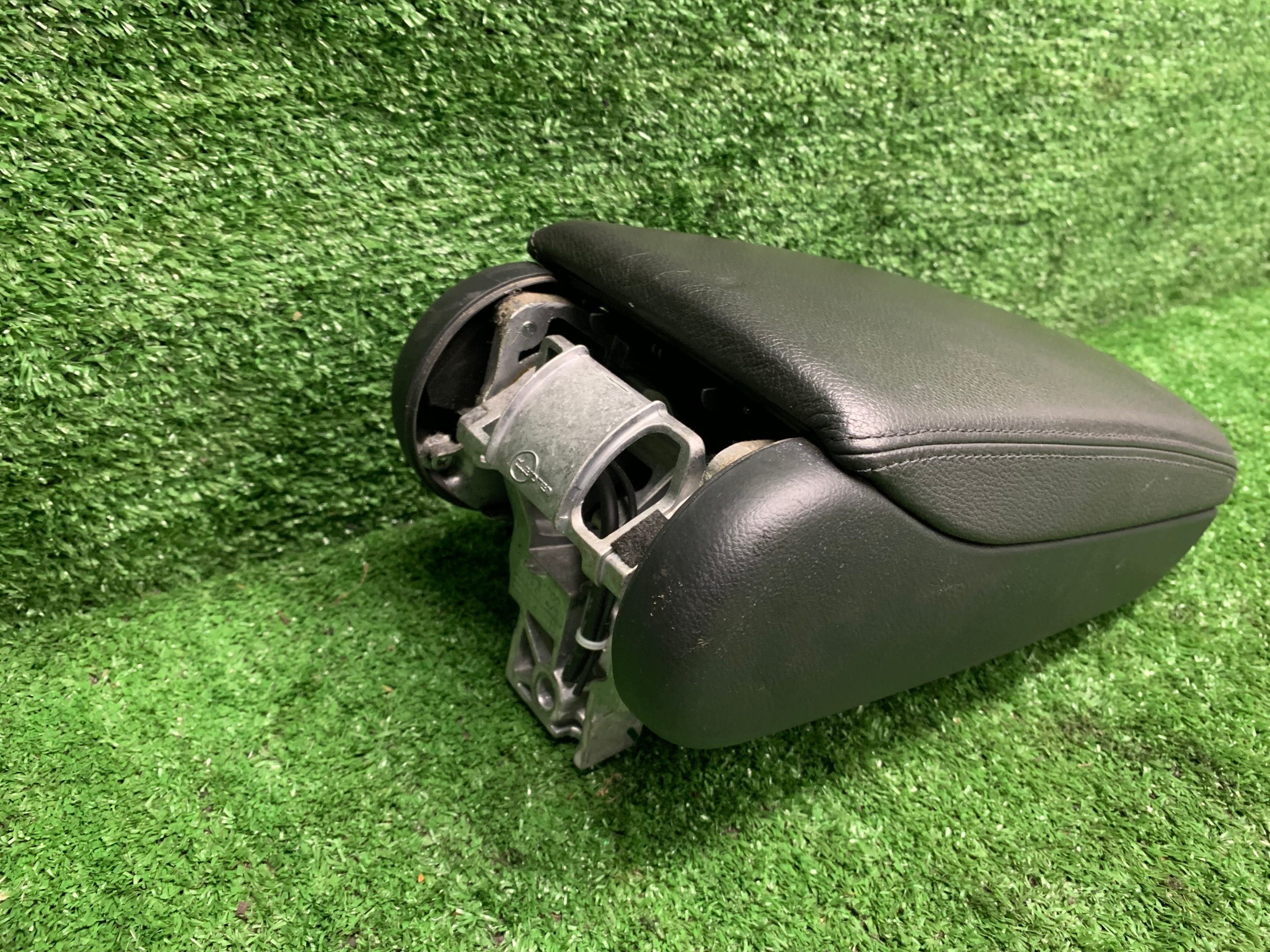 armrest central leather AUDI A6 C6 2.0 FSI 4F0864114/6