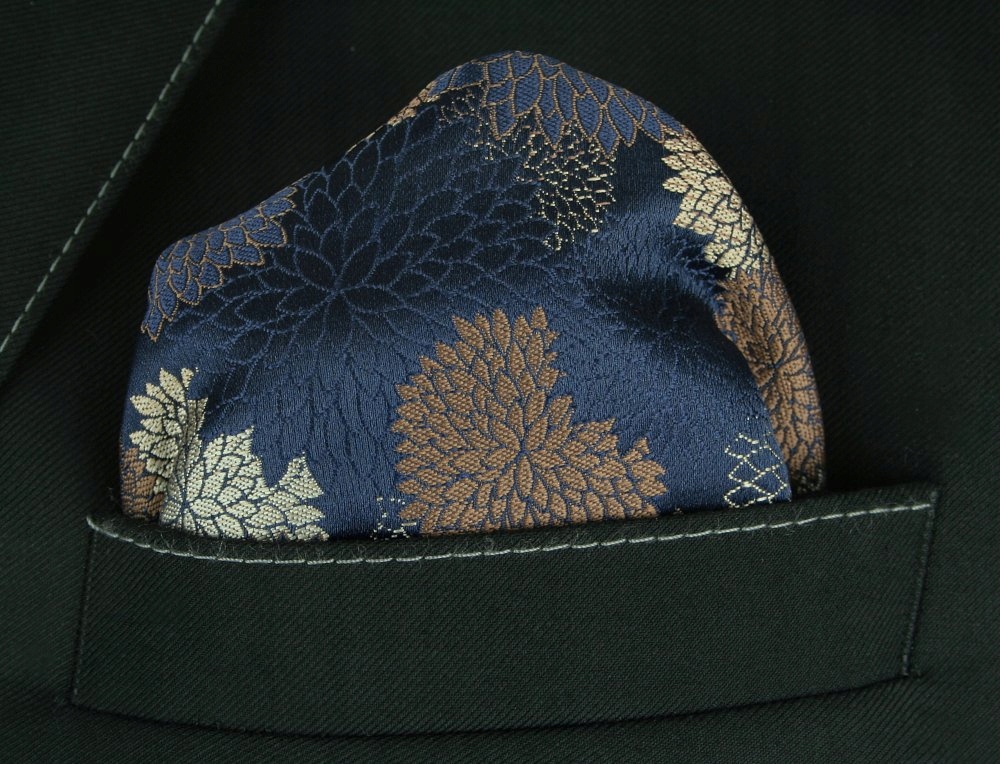 Мужской нагрудный платок-цветы, оттенки темно-синего и бежевого цвета материал преобладающий полиэстер