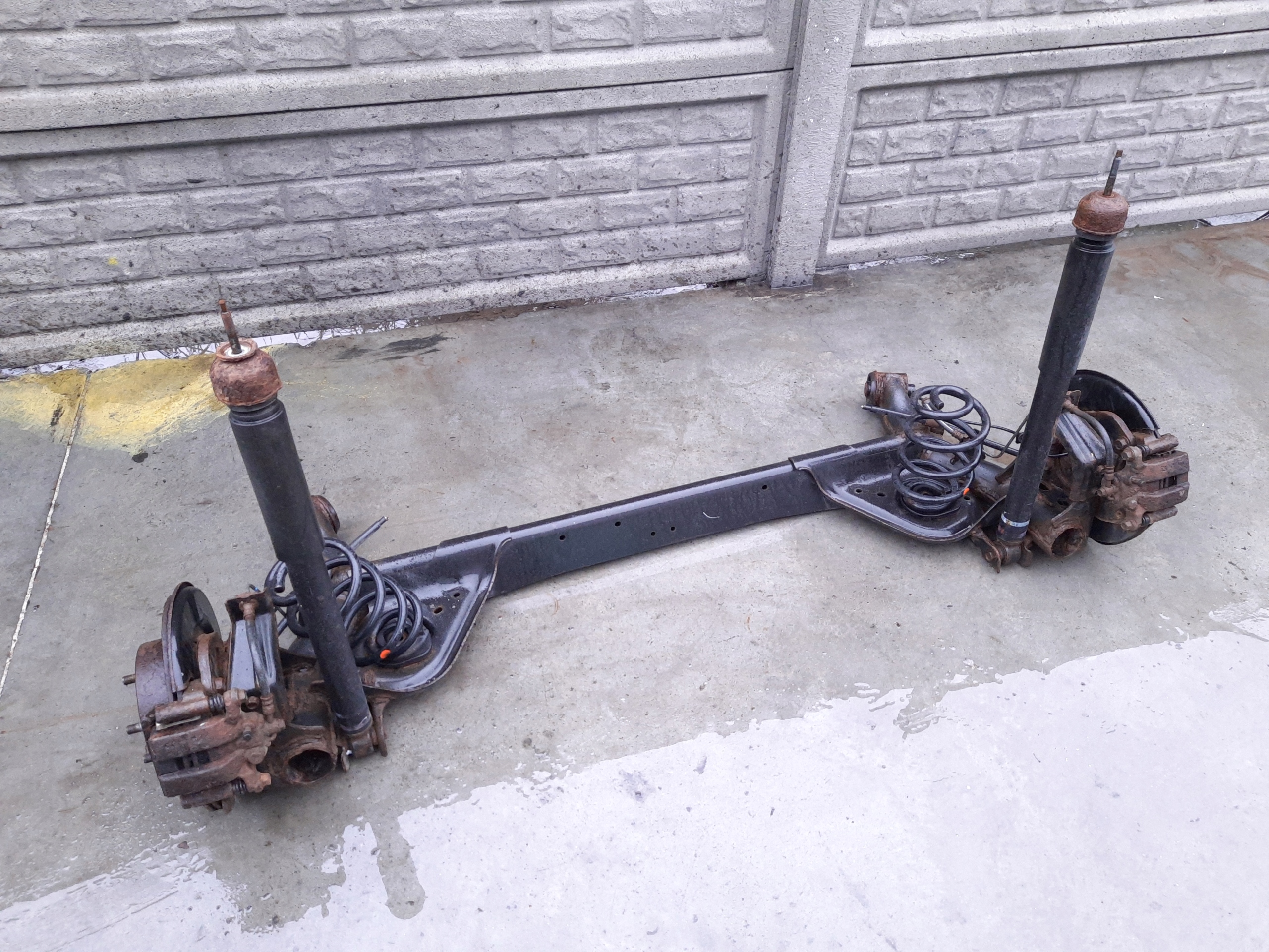 NISSAN LEAF I BELKA OŚ TYŁ ZAWIESZENIE komplet